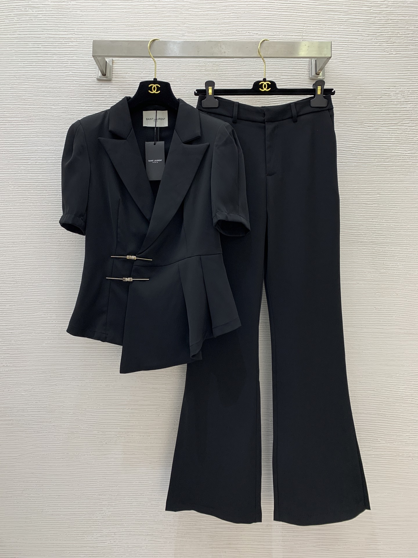 NO:436276,Model number G25062745 Saint Laurent YSL new high-end custom stylish commuting versatile two-piece set!  Metal buckle placket press-pleated spliced ​​slim puff sleeve suit top mid-high waist side slit flared trousers trousers!  Black, (Size S shoulder width 38 with shoulder pads, bust 84~88, sleeve length 26, back medium length 53; waist 68, hip 86, pants length 106) hair, saint laurent, saint laurent, business suit, alexander wang19860909款号G25062745 圣罗兰YSL新款高端定制时尚通勤百搭两件套装！金属搭扣门襟压褶拼接修身显瘦泡泡袖西装上衣中高腰侧开叉喇叭西裤长裤！黑色, （S码肩宽38有垫肩,胸围84～88,袖长26,后中长53；裤腰围68,臀围86,裤长106）发,,saint laurent,saint laurent,business suit,alexander wang,Women's clothing