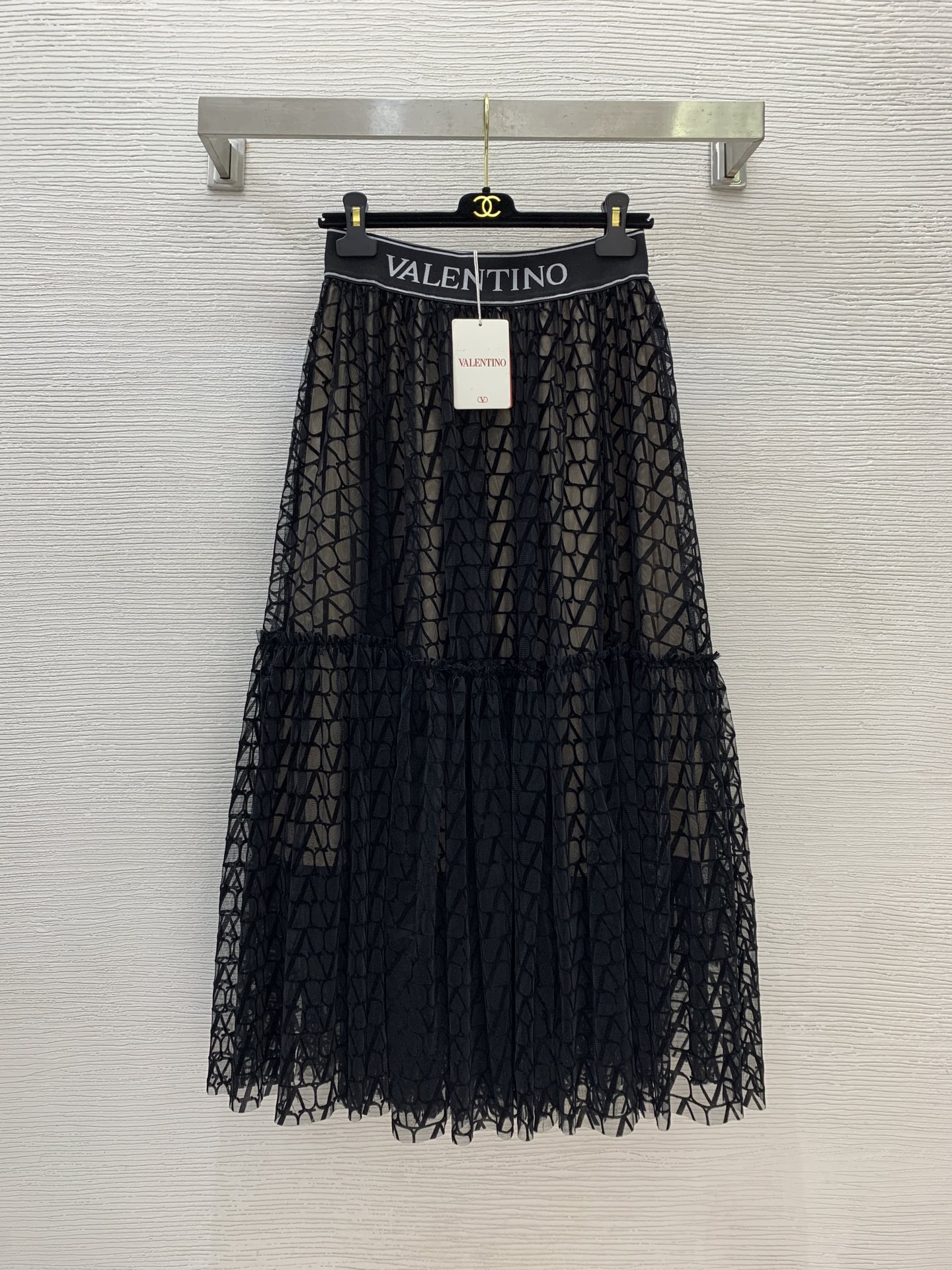 NO:435913,Model number D25062724 VALENTIN*O Warren Home New Customized Logo Webbing Spliced ​​Elastic Rubber Waist Double Mesh + Lined Three-layer Fabric Large Skirt Full Flocking Logo Perspective Mesh Skirt!  (M size waist circumference 68~78 can be stretchy, skirt length 91) Skirt, valentino, valentino, skirts, alexander wang19860909款号D25062724 VALENTIN*O华伦家新款定制 logo织带拼接弹力橡筋腰头双层网纱+内衬三层面料大裙摆 满幅植绒logo透视网纱半身裙！（M码腰围68～78可弹力,裙长91）半裙,,valentino,valentino,skirts,alexander wang,Women's clothing