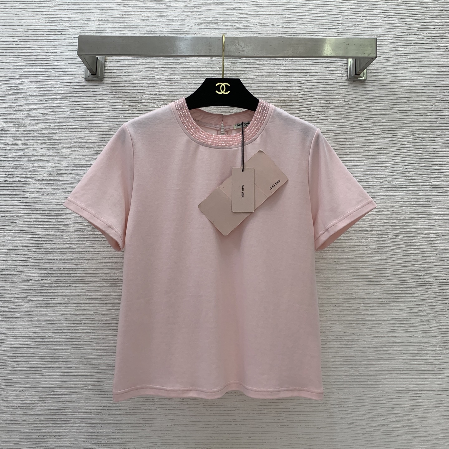 NO:436259,Model number G25062885 MiuMi*Mijia new high-end customized pure cotton fabric, neckline heavy industry beaded decoration casual and versatile short-sleeved T-shirt top!  Pink, white, blue, (Size S shoulder width 38, bust 96, sleeve length 19, clothing length 56) hair, miumiu, T-shirt,tees, t-shirt,alexander wang19860909款号G25062885 MiuMi*缪家新款高端定制纯棉面料、领口重工串珠装饰休闲百搭短袖t恤上衣！粉色、白色、蓝色、 （S码肩宽38,胸围96,袖长19,衣长56）发,,miumiu,T-shirt,tees，t-shirt,alexander wang,Women's clothing