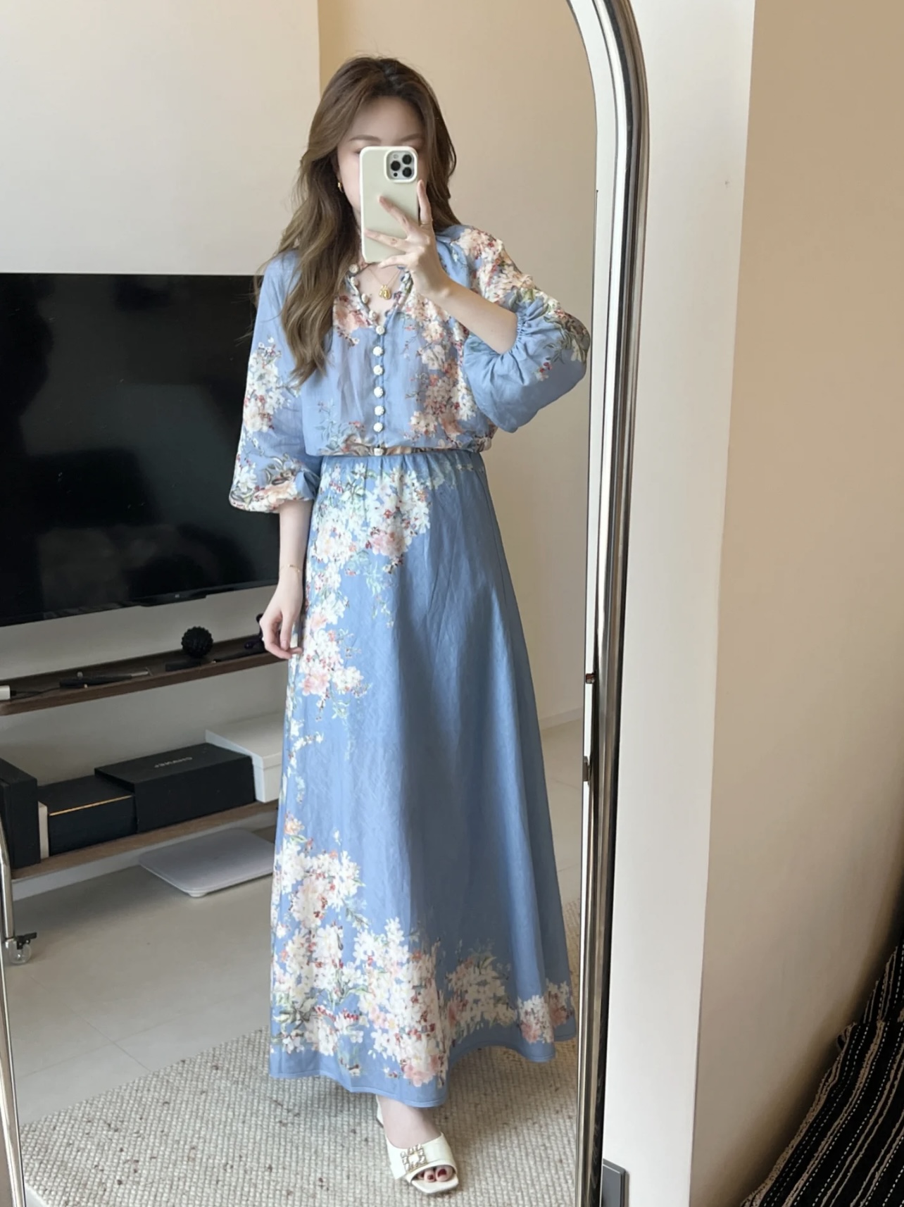 NO:436265,Model number G25062835 ZIMMERMA*N Australia brand High-end custom cotton and linen fabric vacation style floral print fashion set!  Front-row button-up collar lantern sleeves loose slimming shirt top with high waist long skirt!  1.2.3.4/SMLXL (2 size bust 104, rotator sleeve length 60, back medium length 65; waist circumference 72, skirt length 103), skirts, shirts, alexander wang19860909款号G25062835 ZIMMERMA*N兹默曼澳洲品牌 高端定制棉麻面料度假风花卉印花时尚套装！前排系扣立领灯笼袖宽松显瘦衬衫上衣高腰大摆长款半身裙！1.2.3.4/SMLXL（2码胸围104,连肩袖长60,后中长65；腰围72微弹,裙长103）发,,skirts,shirts,alexander wang,Women's clothing