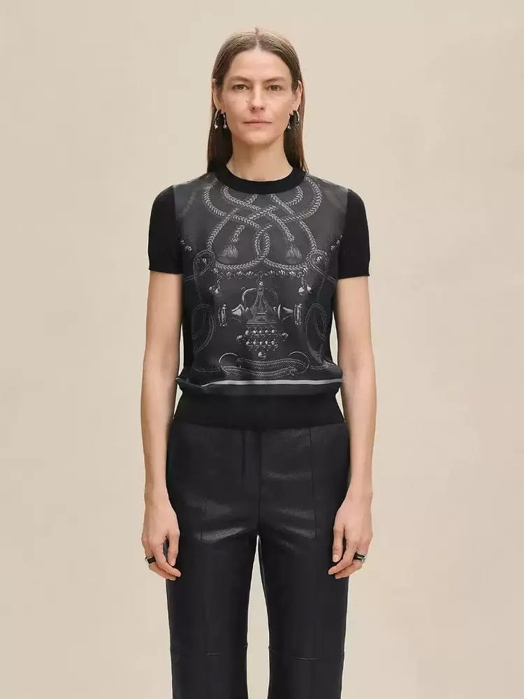NO:436267,Model number G25062844 HERM* new high-end custom fabric front piece 19 Mmi silk twill spliced ​​back piece Tennis knitted fabric, twist rope loop pattern printed round neck pullover short-sleeved sweater top!  Black, off-white, green, (M size shoulder width 36, bust 94, sleeve length 20, clothing length 55) hair, hermes, T-shirt, real silk, alexander wang19860909款号G25062844 HERM*新款高端定制面料前片19姆米真丝斜纹绸拼接后片天丝针织面料、麻花绳环圈图案印花圆领套头短袖针织衫上衣！黑色、米白色、绿色、（M码肩宽36,胸围94,袖长20,衣长55）发,,hermes,T-shirt,real silk,alexander wang,Women's clothing
