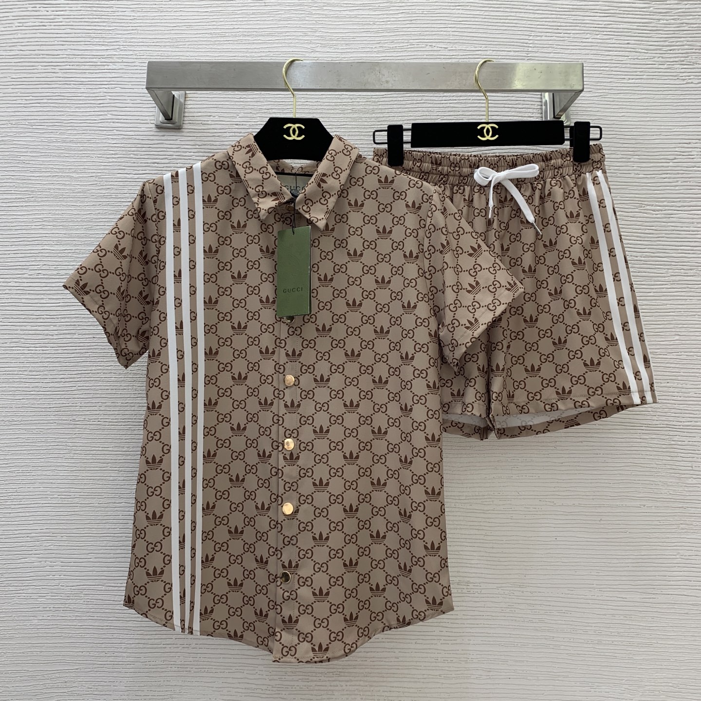 NO:437182,Model number D25070437 GUCC* newest style GG letter stripe print fashion set!  Buttoned lapel curved short sleeve shirt with elastic waist loose shorts!  (Size S shoulder width 38, bust 92, sleeve length 18, back medium length 64; waist circumference 64, trousers length 35/waist circumference ±4), gucci, shorts, T-shirt, alexander wang19860909款号D25070437 GUCC*新款 通体GG字母条纹印花时尚套装！系扣翻领弧摆短袖衬衣松紧腰宽松短裤！ （S码肩宽38,胸围92,袖长18,后中长64；腰围64松紧,裤长35/腰围±4）,,gucci,shorts,T-shirt,alexander wang,Women's clothing