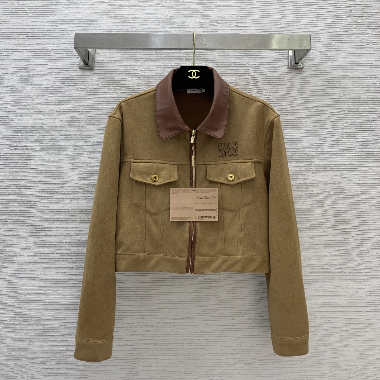 NO:438737,Model number D25070728 MiuMi* Miujia new model original mold-open custom logo hardware accessories, imitation leather spliced ​​deer leather velvet double pocket short long-sleeved jacket top!  (M size shoulder width 46, bust 94, sleeve length 56, clothing length 45) outside, miumiu, jackets & coats, alexander wang19860909款号D25070728 MiuMi*缪家新款 原版开模定制logo五金配件、仿真皮革拼接鹿皮绒双口袋短款长袖外套上衣！（M码肩宽46,胸围94,袖长56,衣长45）外,,miumiu,jackets & coats,alexander wang,Women's clothing