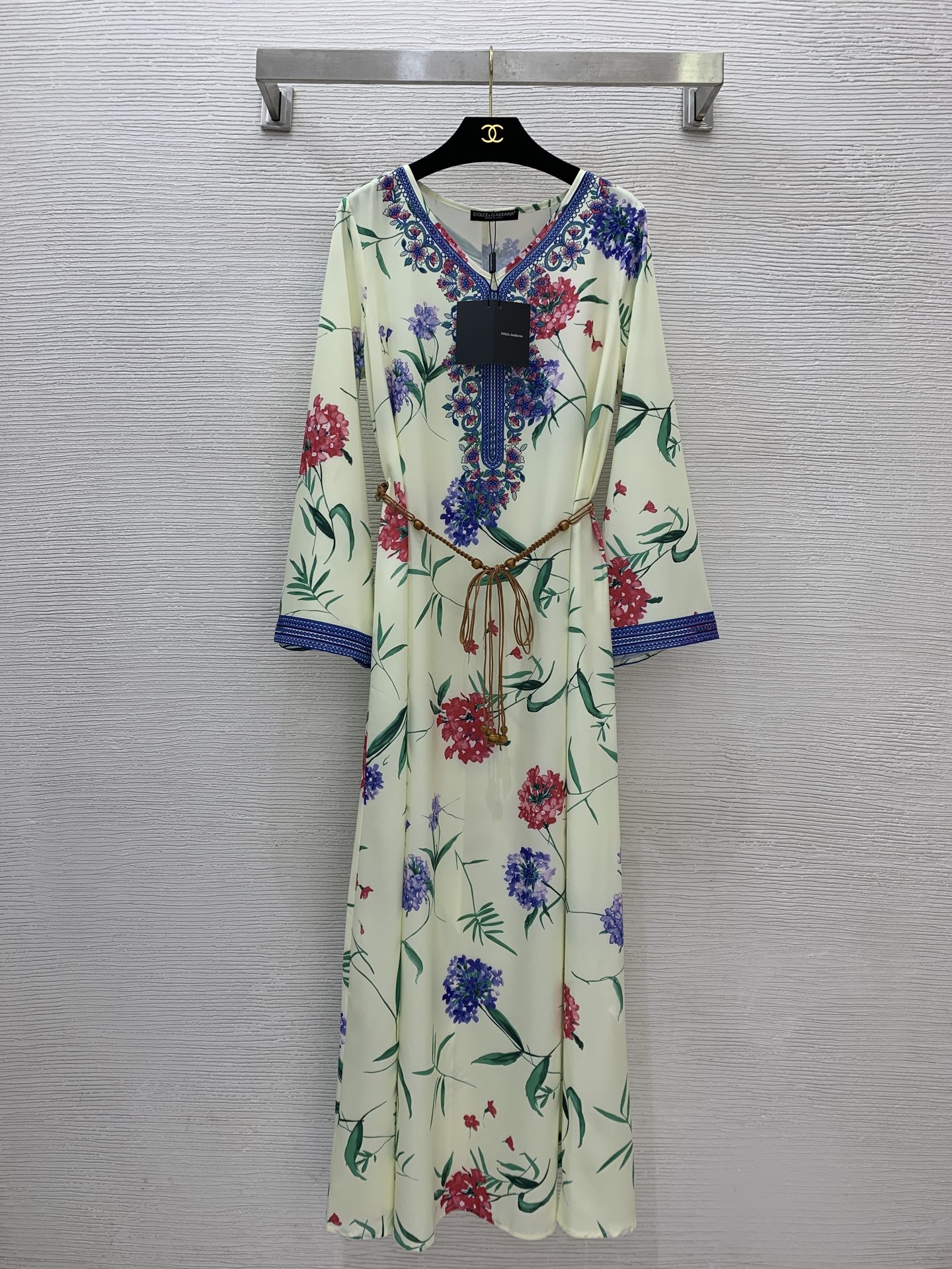 NO:437194,Model number D25070552 Dolce & Gabbana DG* new European and American fashion foreign trade exclusively for long skirts!  Fashionable flower branches and green leaves printed loose A-line large wide-sleeved V-neck dress with free waist rope!  Blue, apricot color, (S S size shoulder width 36, bust 102, sleeve length 58, skirt length 137), Dolce & Gabbana, skirts, alexander wang19860909款号D25070552 杜嘉班纳DG*新款欧美时尚外贸专供长裙！时尚花枝绿叶印花宽松A字大版阔袖V领连衣裙赠送腰绳！蓝色、杏色、（S码肩宽36,胸围102,袖长58,裙长137）,,Dolce&Gabbana,skirts,alexander wang,Women's clothing