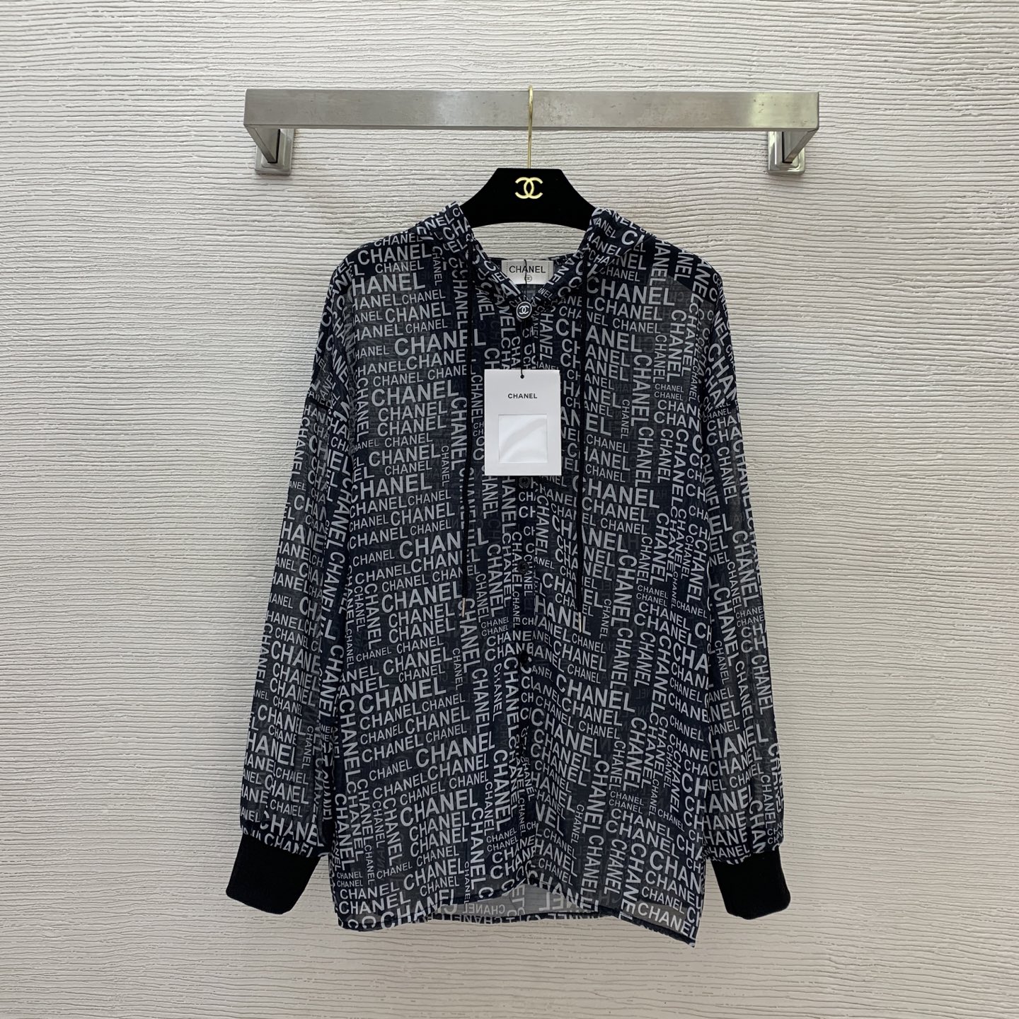 NO:608576,p, model number D25051045 Chane* new style full-body letter logo printed threaded cuffs hooded long-sleeved shirt sun protection shirt!  Black, green, red, (S size shoulder width 60, bust 112, sleeve length 49, dress length 70) hair,,chanel,hats,alexander wang19860909p,款号D25051045 Chane*新款 满身字母logo印花螺纹袖口拼接连帽长袖衬衣防晒衫！黑色,绿色,红色,（S码肩宽60,胸围112,袖长49,衣长70）发,,chanel,hats,alexander wang,Women's clothing