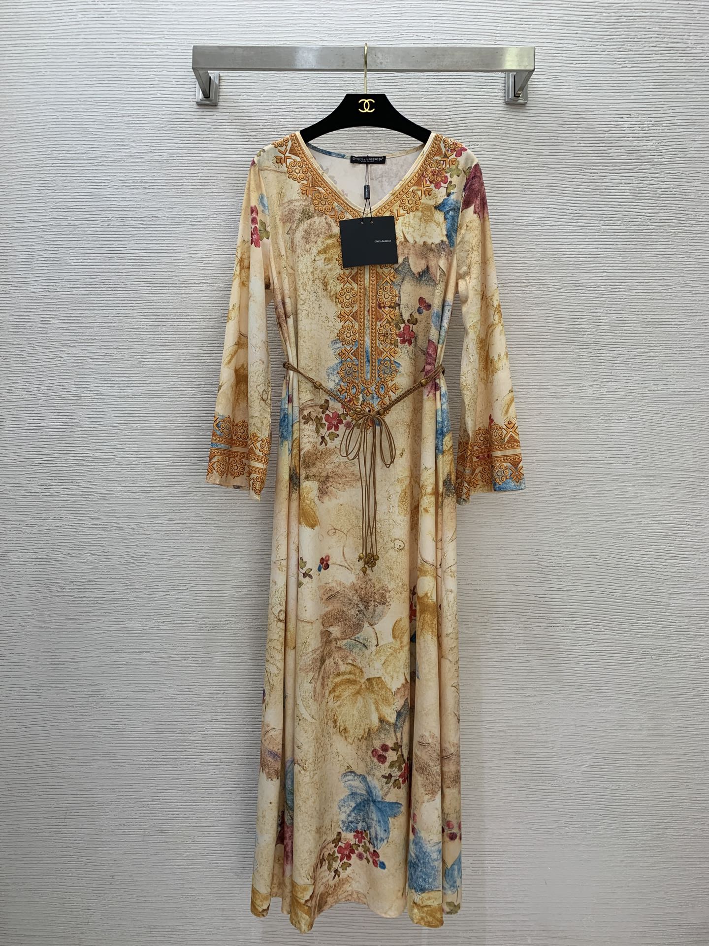 NO:438747,Model number D25070735 Dolce & Gabbana DG* new European and American fashion foreign trade exclusively for long skirts!  The palace style ink and ink smudge printing loose A-line large version wide-sleeved V-neck dress is given a waist rope!  Blue, apricot color, (S-size shoulder width 38, bust 102, sleeve length 58, skirt length 137), Dolce & Gabbana, skirts, alexander wang19860909款号D25070735 杜嘉班纳DG*新款欧美时尚外贸专供长裙！宫廷风水墨晕染印花宽松A字大版阔袖V领连衣裙赠送腰绳！蓝色、杏色、（S码肩宽38,胸围102,袖长58,裙长137）,,Dolce&Gabbana,skirts,alexander wang,Women's clothing