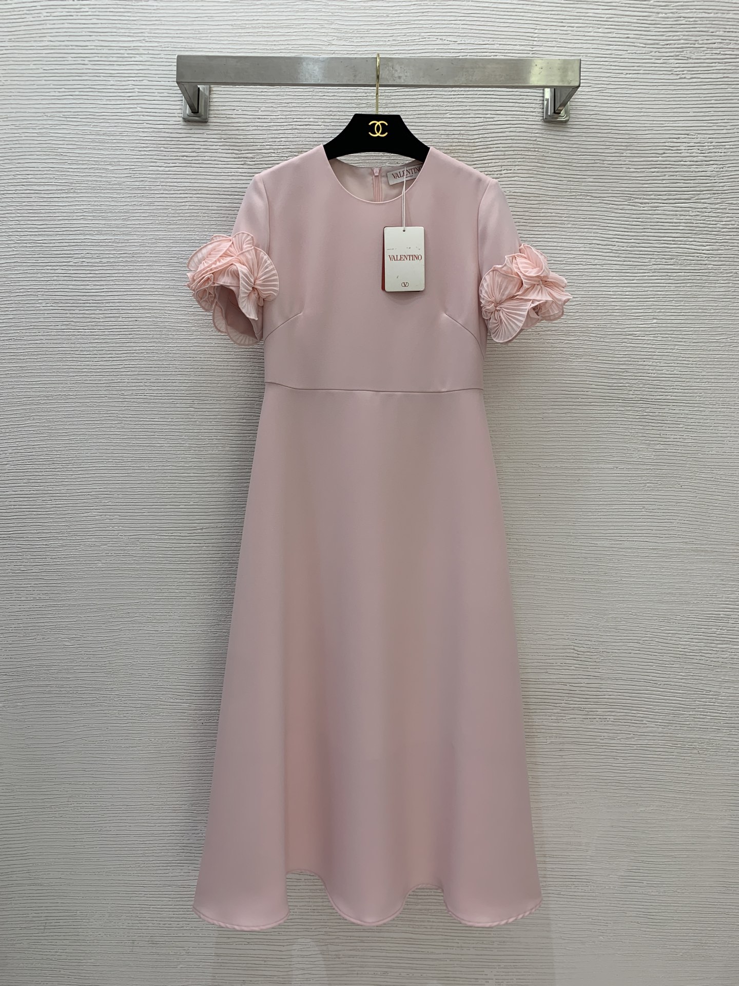 NO:440198,Model number G25070924 Sleeve length modified version VALENTIN*O Warren Home new high-end custom simple temperament flower sleeve decoration waist-hugging and slimming large mid-length dress!  Apricot, pink, black, (Size S shoulder width 35, bust 84, waist 70, sleeve length 22, skirt length 115), valentino, valentino, skirt, alexander wang19860909款号G25070924 袖长改良版VALENTIN*O华伦家新款高端定制简约气质花朵袖子装饰收腰显瘦大摆中长款连衣裙！杏色,粉色,黑色, （S码肩宽35,胸围84,腰围70,袖长22,裙长115）,,valentino,valentino,skirts,alexander wang,Women's clothing