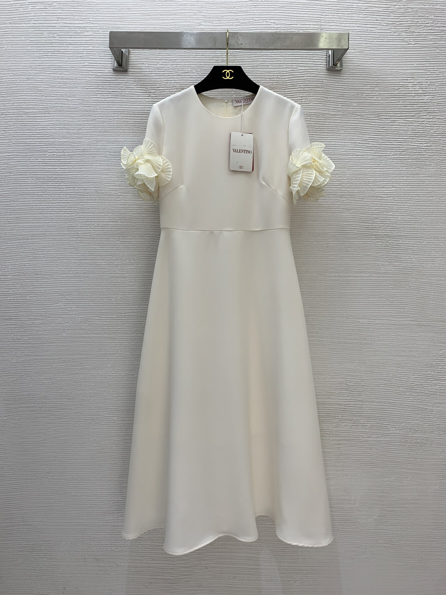 NO:440191,Model number G25070924 VALENTIN*O Warren Home New High-end Customized Simple Temperament Flower Sleeve Decoration Waist Slimming Large Swing Mid-length Dress!  Apricot, pink, black, (Size S shoulder width 35, bust 84, waist 70, sleeve length 22, skirt length 115), valentino, valentino, skirt, alexander wang19860909款号G25070924 VALENTIN*O华伦家新款高端定制简约气质花朵袖子装饰收腰显瘦大摆中长款连衣裙！杏色,粉色,黑色, （S码肩宽35,胸围84,腰围70,袖长22,裙长115）,,valentino,valentino,skirts,alexander wang,Women's clothing