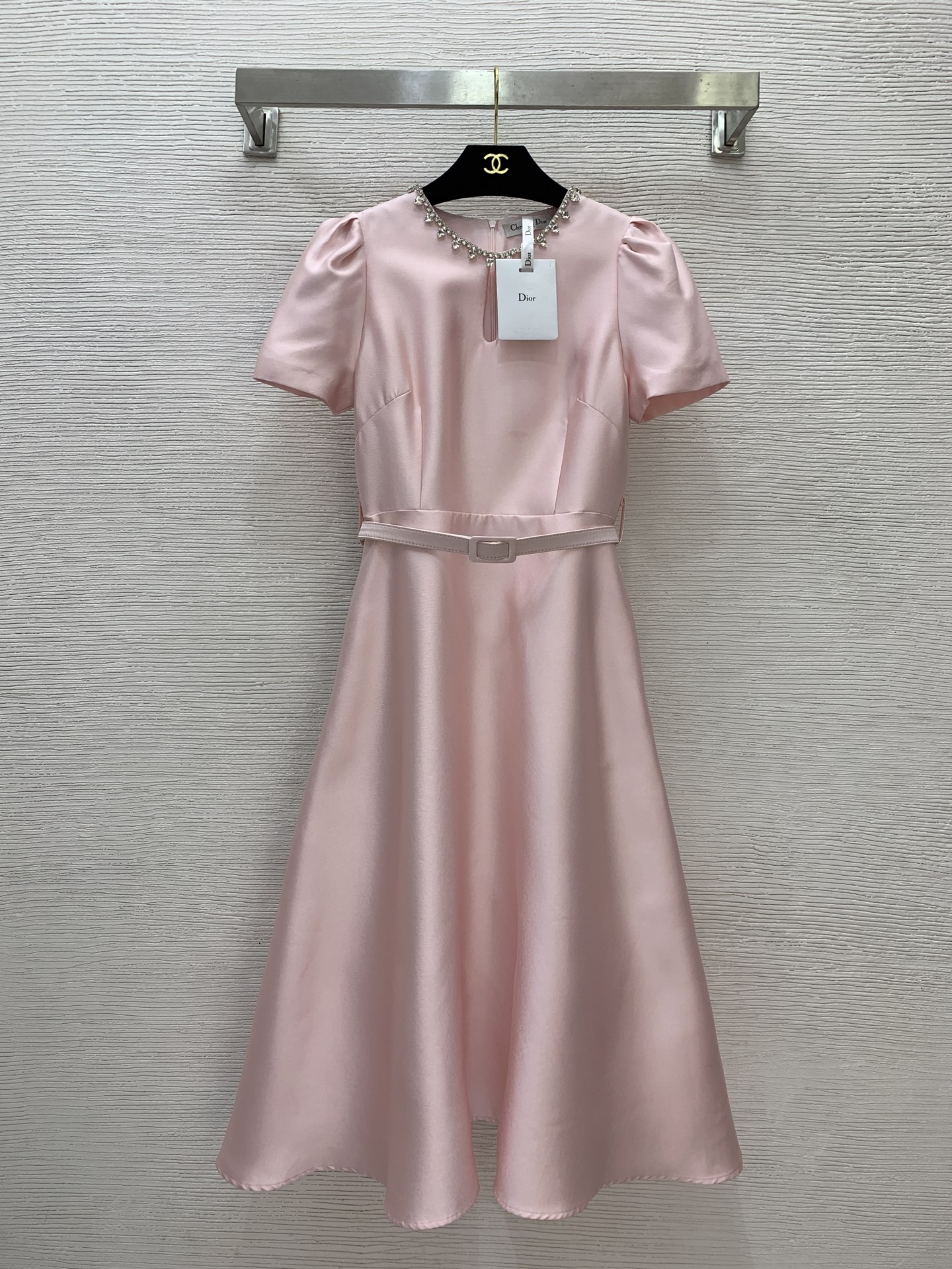 NO:443433,Model number G25071287 Dio* newest high-end customized high-end photosensitive fabric is crisp and stylish!  The collar of the two sides is plugged in pockets, and the collar is decorated with diamonds. The waist is slimming and puff sleeves are dressed with belts!  Apricot, pink, (Size S bust 84, waist 68, sleeve length 22, skirt length 115), dior, skirt, alexander wang19860909款号G25071287 Dio*新款 高端定制高级感光面面料挺括有型！两侧插口袋领口重工镶钻装饰收腰显瘦大摆泡泡袖连衣裙配腰带！杏色、粉色、 （S码胸围84,腰围68,袖长22,裙长115）,,dior,skirts,alexander wang,Women's clothing