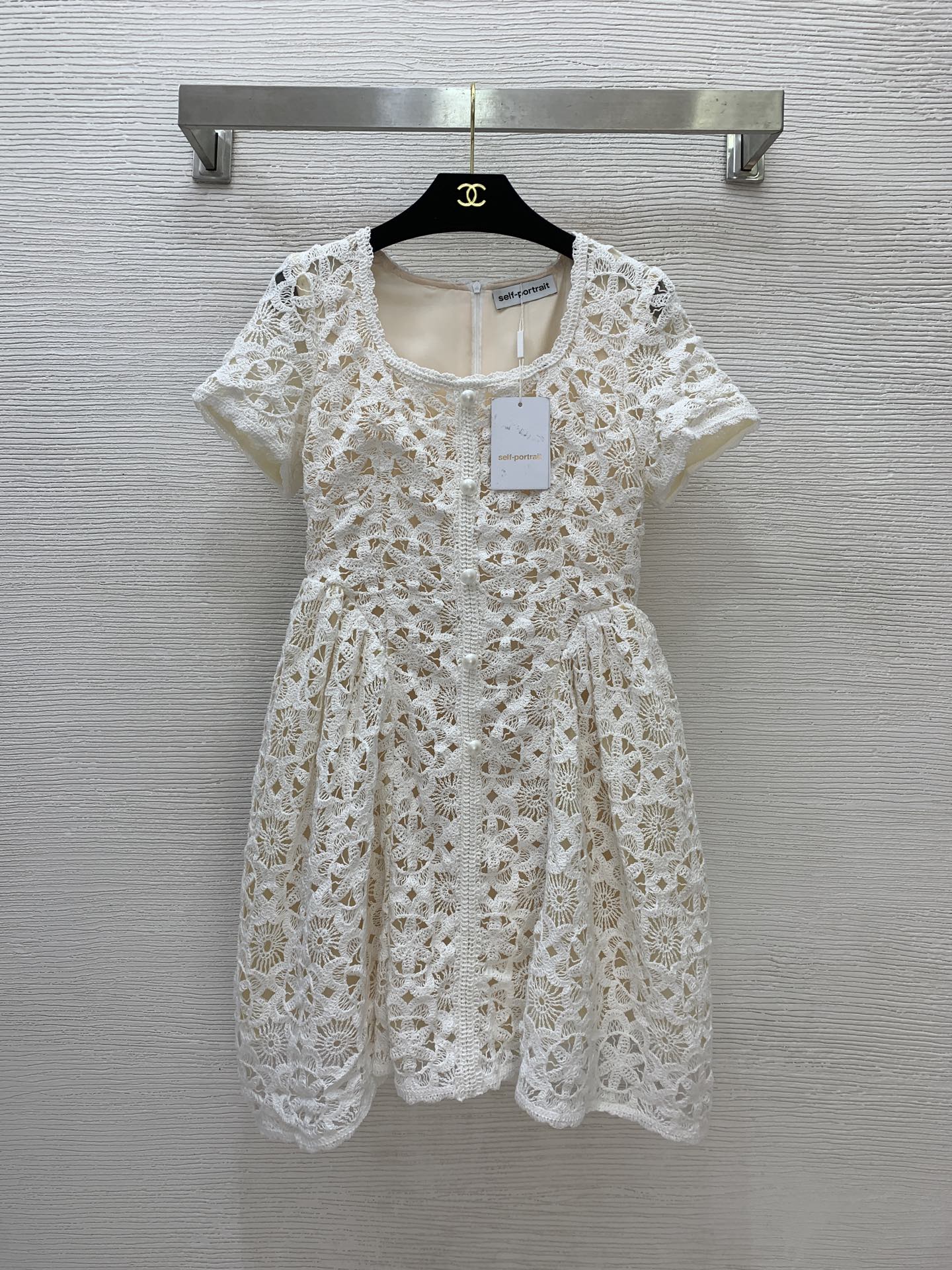 NO:438785,Model number G25070739 MiuMi* new model high-end customized hollowed-out water-soluble flower fabric, twisted edge pearl buckle decorative pinched waist to make you look slim square collar short-sleeved dress!  (M size shoulder width 37, bust 86~90, waist 74, sleeve length 18, skirt length 87),,miumiu, skirt, T-shirt, alexander wang19860909款号G25070739 MiuMi*缪家新款 高端定制镂空勾花水溶花面料、麻花包边珍珠扣装饰捏褶掐腰显瘦方领短袖连衣裙！ （M码肩宽37,胸围86～90,腰围74,袖长18,裙长87）,,miumiu,skirts,T-shirt,alexander wang,Women's clothing