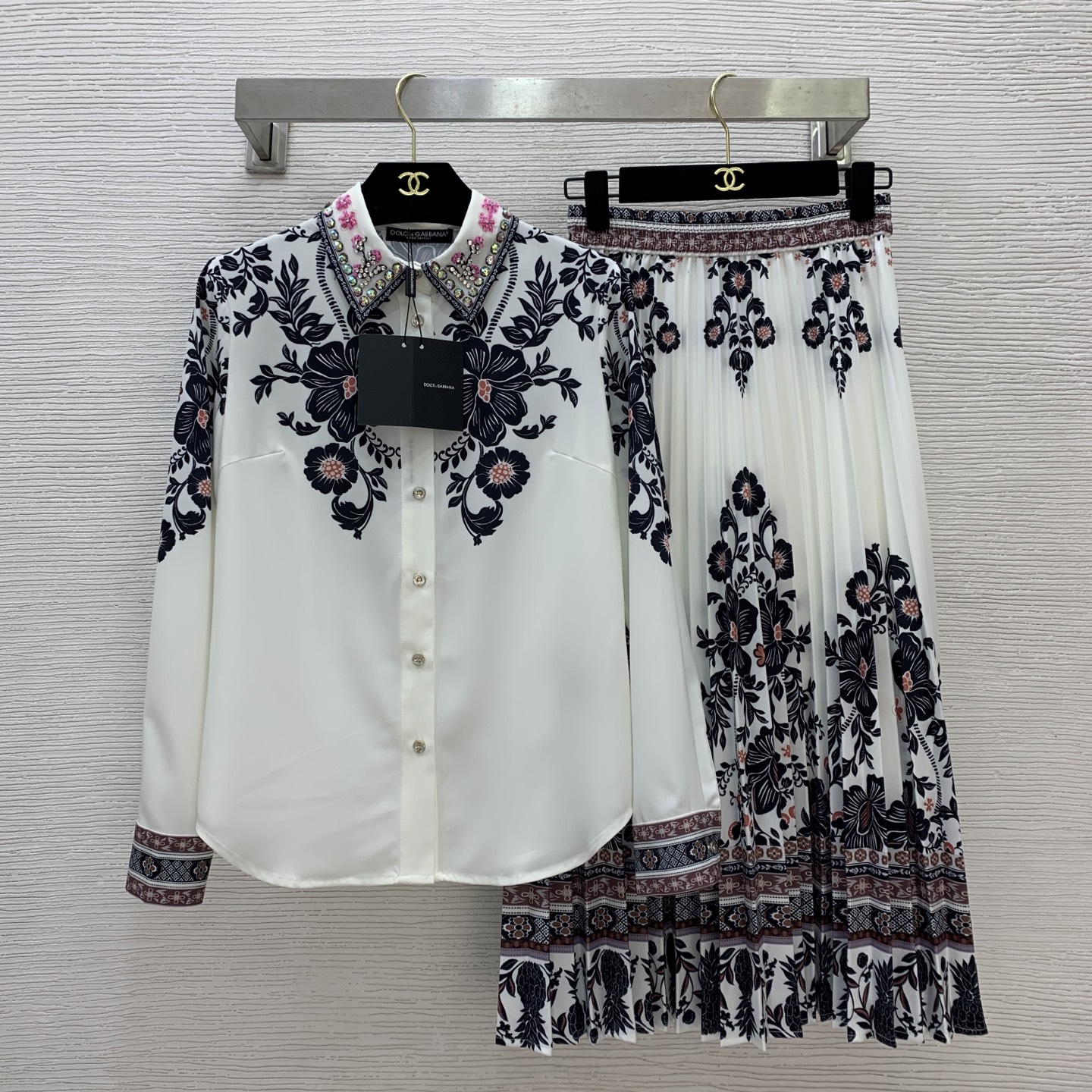 NO:440181,Model number G25070834 Dolce & Gabbana DG* new high-end custom European and American retro print fashionable two-piece set!  Luxury heavy industry beaded lapel buttoned long sleeve shirt mid-length pleated skirt skirt!  (Size S shoulder width 37, bust 88, sleeve length 57, garment length 61, waist 60 elastic elastic, skirt length 77), Dolce & Gabbana, skirt 77, alexander wang19860909款号G25070834 杜嘉班纳DG*新款高端定制欧美复古印花时尚两件套装！奢华重工钉珠翻领系扣长袖衬衣中长款百褶裙半身裙！ （S码肩宽37,胸围88,袖长57,衣长61,腰围60松紧弹力,裙长77）,,Dolce&Gabbana,skirts,alexander wang,Women's clothing