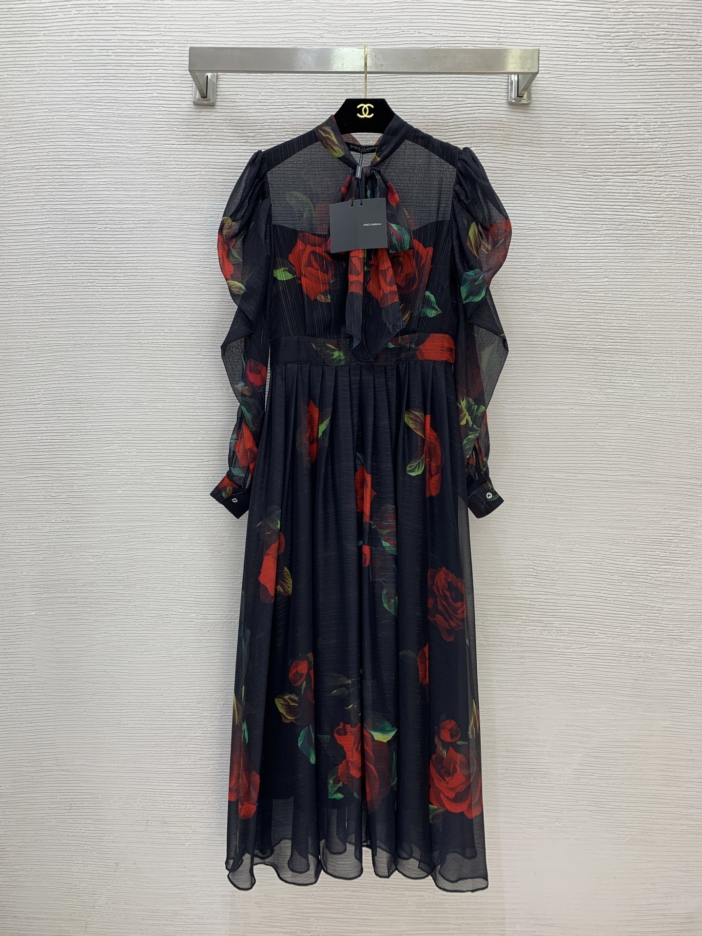 NO:440232,Model number G25070915 Dolce & Gabbana DG* new high-end custom shining gold thread rose printed collar streamer bow tie collar half body buckle door waist slimming pleated puff sleeve large skirt long sleeve dress!  (Size S shoulder width 36, bust 86, sleeve length 68, waist 68, skirt length 132) Hair, Dolce & Gabbana, skirts, alexander wang19860909款号G25070915 杜嘉班纳DG*新款高端定制闪耀金丝线玫瑰印花领口飘带蝴蝶结系带领子半身系扣门收腰显瘦襟褶皱泡泡袖大裙摆长袖连衣裙！ （S码肩宽36,胸围86,袖长68,腰围68,裙长132）发,,Dolce&Gabbana,skirts,alexander wang,Women's clothing