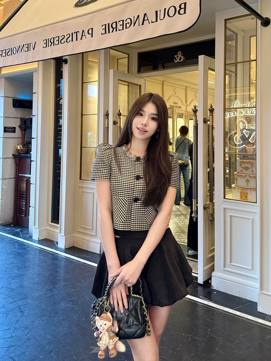 NO:438761,Model number G25070725 MiuMi* new model high-end custom heavy industry bead piece decorative double pocket round neck puff sleeve short plaid top!  (Size S bust 90, sleeve length 21, clothing length 44), miumiu, alexander wang19860909款号G25070725 MiuMi*缪家新款 高端定制重工珠片装饰双口袋圆领泡泡袖短款格子上衣！ （S码胸围90,袖长21,衣长44）,,miumiu,alexander wang,Women's clothing