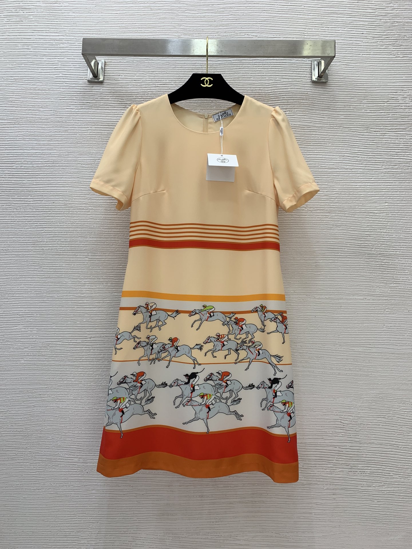 NO:440187,Model number D25070834 Hermè* new model Knight Horse Prancing Pattern Print Contrast Colored Edge Pockets on both sides slightly waisted round neck short-sleeved dress!  Yellow, blue, (Size S bust 86, sleeve length 22, skirt length 86), hermes, skirt length 86), T-shirts, alexander wang19860909款号D25070834 Hermè*新款 骑士骏马奔腾图案印花撞色边两侧口袋微收腰圆领短袖连衣裙！黄色,蓝色,（S码胸围86,袖长22,裙长86）,,hermes,skirts,T-shirt,alexander wang,Women's clothing