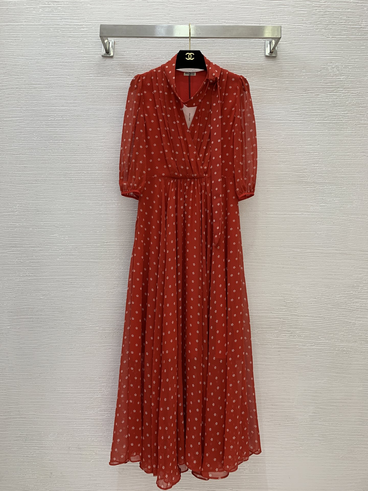 NO:439384,Model number G25070828 MiuMi* Miujia new high-end silk-blend fabric, elegant cross V-neck waist-closing and slim and pleated large skirt with long sleeves!  Navy blue, red, (Size bust 86, waist 66, sleeve length 38, skirt length 132), miumiu, skirt length, real silk, alexander wang19860909款号G25070828 MiuMi*缪家新款高端真丝混纺面料、气质高雅交叉V领收腰显瘦压褶大裙摆长袖连衣裙！藏蓝色、红色、 （S码胸围86,腰围66,袖长38,裙长132）,,miumiu,skirts,real silk,alexander wang,Women's clothing