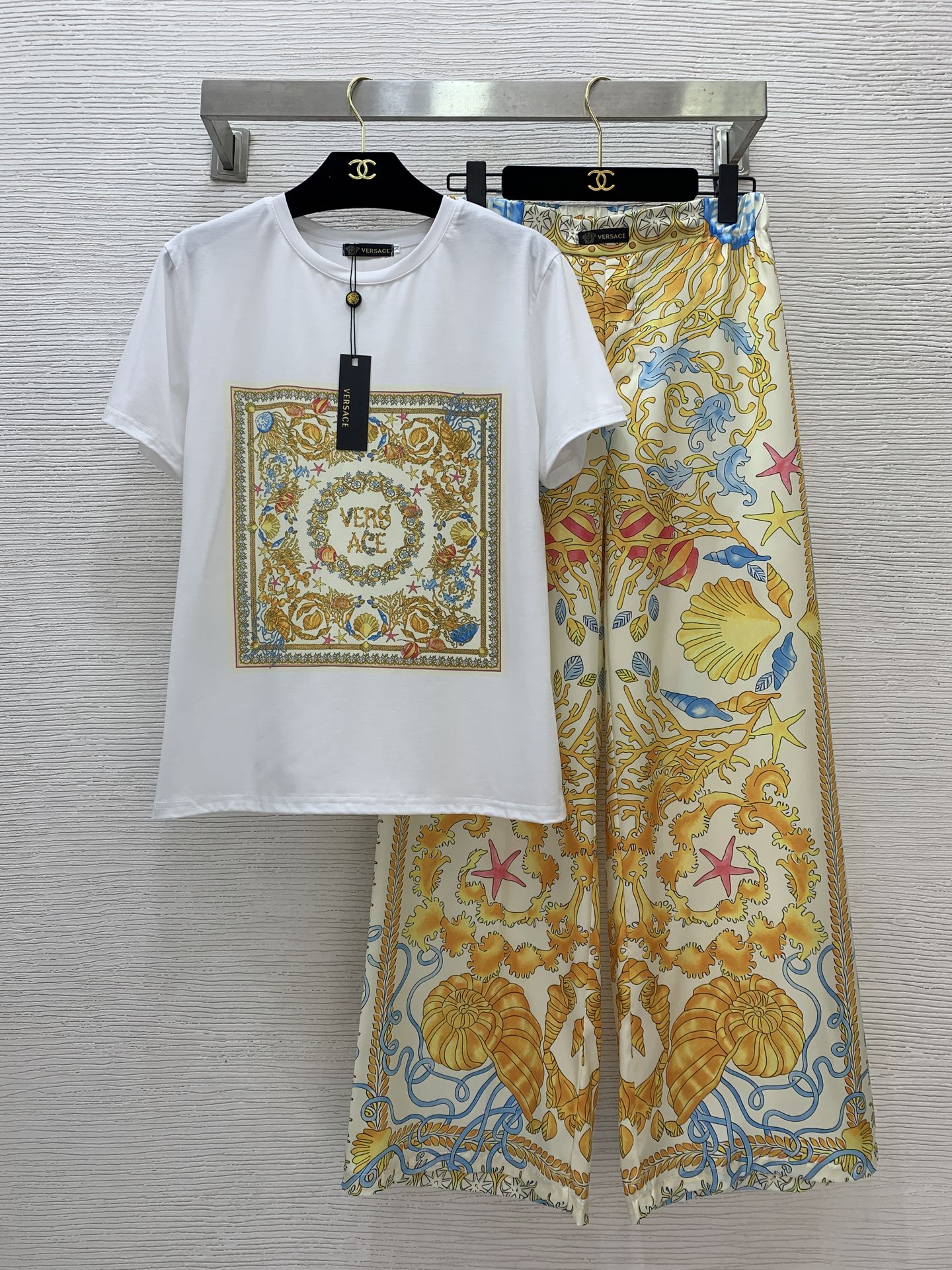 NO:440220,Model number D25070913 Versac* new palace style fashion printed casual two-piece set!  Letter logo frame pattern printed short-sleeved T-shirt top black small cloth logo decorates the back elastic waist loose fashionable wide-leg pants trousers!  (M size shoulder width 42, bust 92, sleeve length 18, clothing length 63; waist 70 elasticity, hip 98, pants length 102), versace, T-shirt, tees, t-shirt, alexander wang19860909款号D25070913 Versac*新款宫廷风时尚印花休闲两件套装！字母logo画框图案印花短袖t恤上衣黑色小布标装饰后背松紧腰头宽松时尚阔腿裤长裤！ （M码肩宽42,胸围92,袖长18,衣长63；腰围70松紧,臀围98,裤长102）,,versace,T-shirt,tees，t-shirt,alexander wang,Women's clothing