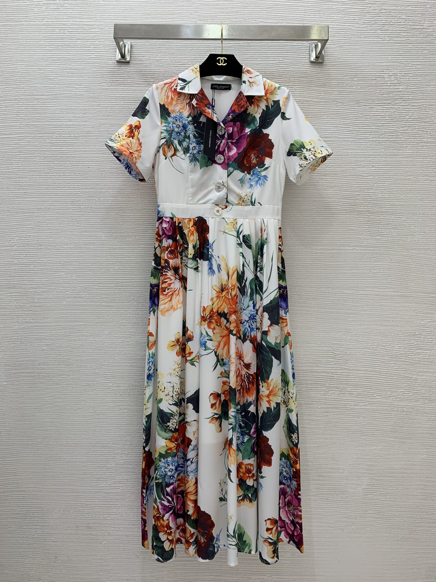 NO:445387,Model number D25071284 Dolce & Gabbana DG* new custom colored flower print half-body buttoned lapel waist-hugging slim large skirt with short sleeves!  (M size shoulder width 37, bust 86, waist 72, sleeve length 22, skirt length 130) hair, Dolce & Gabbana, skirts, T-shirt, alexander wang19860909款号D25071284 杜嘉班纳DG*新款定制彩色花朵印花半身系扣翻领收腰显瘦大裙摆短袖连衣裙！ （M码肩宽37,胸围86,腰围72,袖长22,裙长130）发,,Dolce&Gabbana,skirts,T-shirt,alexander wang,Women's clothing