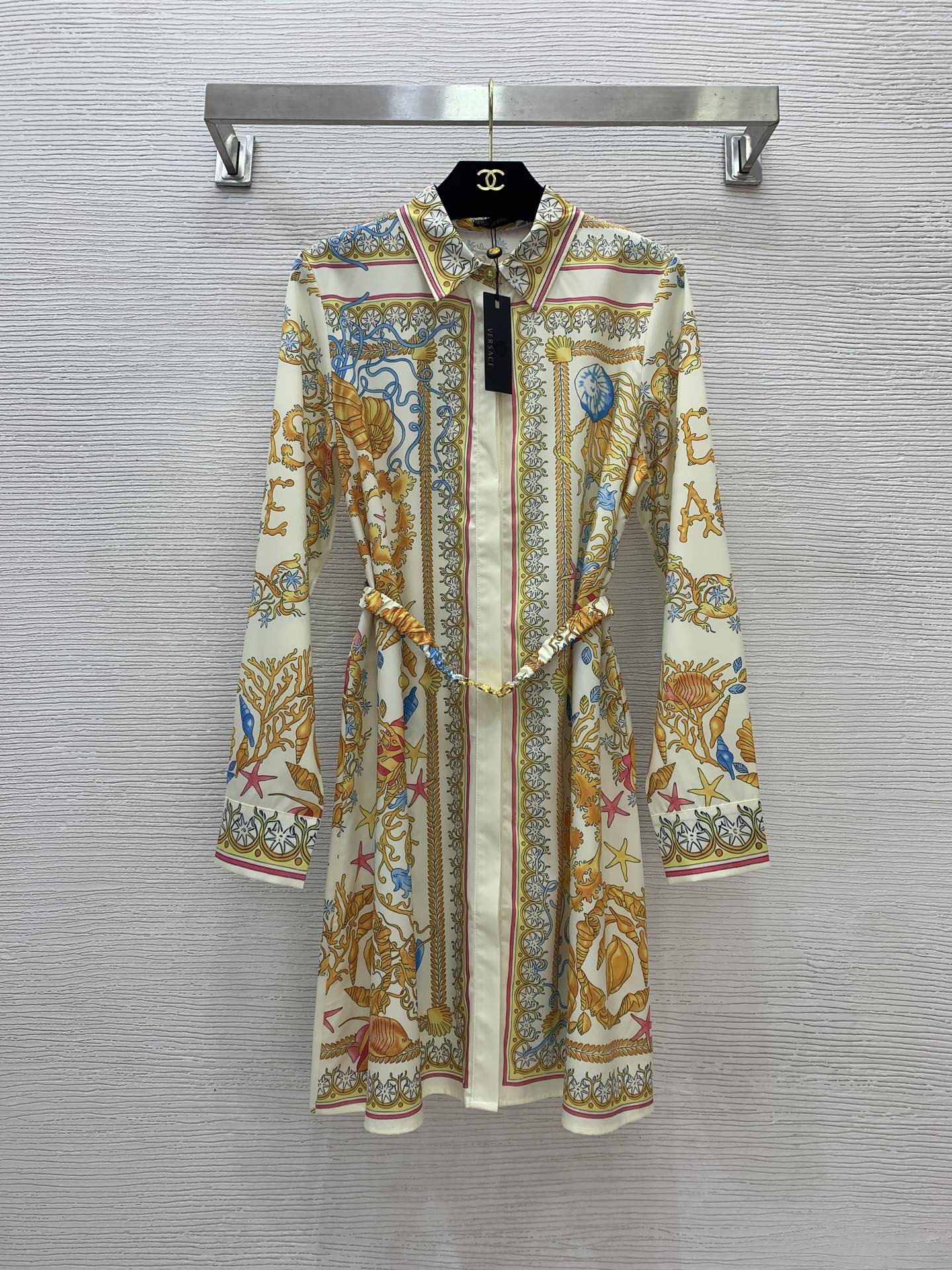 NO:441208,Model number D25071039 Versac* new style classic Medusa avatar gold buckle starfish conch shell print fashionable versatile buckle lapel long-sleeved dress with belt!  (M size shoulder width 38, bust 100, sleeve length 61, skirt length 90), versace, skirt, alexander wang19860909款号D25071039 Versac*新款 经典美杜莎头像金扣海星海螺贝壳印花时尚百搭系扣翻领长袖连衣裙配腰带！ （M码肩宽38,胸围100,袖长61,裙长90）,,versace,skirts,alexander wang,Women's clothing