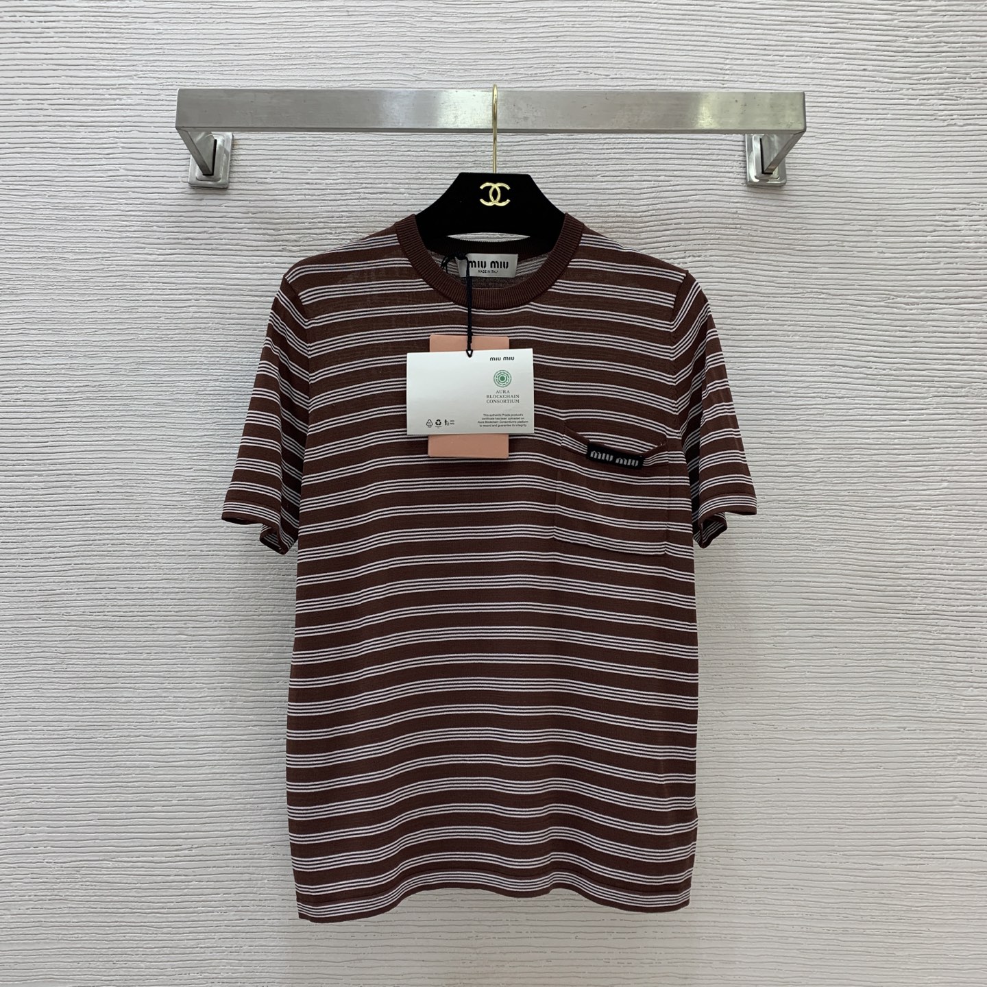 NO:441984,Model number G25071076 MiuMi*Miao Family is available in summer!  High-end custom Tennis thin fabric is soft and comfortable!  The letter logo on the chest pocket, loose and fashionable striped short-sleeved sweater top, a must-have brown color for trendy people wearing early autumn, 36.38.40 (38 size bust 88, sleeve length 22, 57 length), miumiu, T-shirt, alexander wang19860909款号G25071076 MiuMi*缪家夏季上新！高端定制天丝轻薄面料柔软舒适！胸前口袋字母logo标志宽松时尚条纹短袖针织衫上衣,早秋叠穿潮人必备咖色,36.38.40（38码胸围88,袖长22,衣长57）,,miumiu,T-shirt,alexander wang,Women's clothing