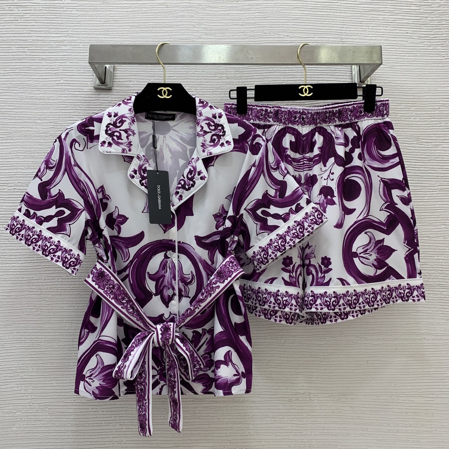 NO:441195,Model number D25071019 Dolce & Gabbana DG* new European and American style retro printed pajama style home clothing set!  Lace-up tie lapel short-sleeved shirt elastic waist wide-leg shorts!  (M size shoulder width 42, bust 102, sleeve length 21, clothing length 56; waist 68 elastic, trousers length 41, Dolce & Gabbana, shorts, shirts, T-shirt, alexander wang19860909款号D25071019 杜嘉班纳DG*新款 欧美风复古印花睡衣风家居服套装！系带束腰翻领短袖衬衫松紧腰阔腿短裤！（M码肩宽42,胸围102,袖长21,衣长56；腰围68松紧,裤长41,,Dolce&Gabbana,shorts,shirts,T-shirt,alexander wang,Women's clothing
