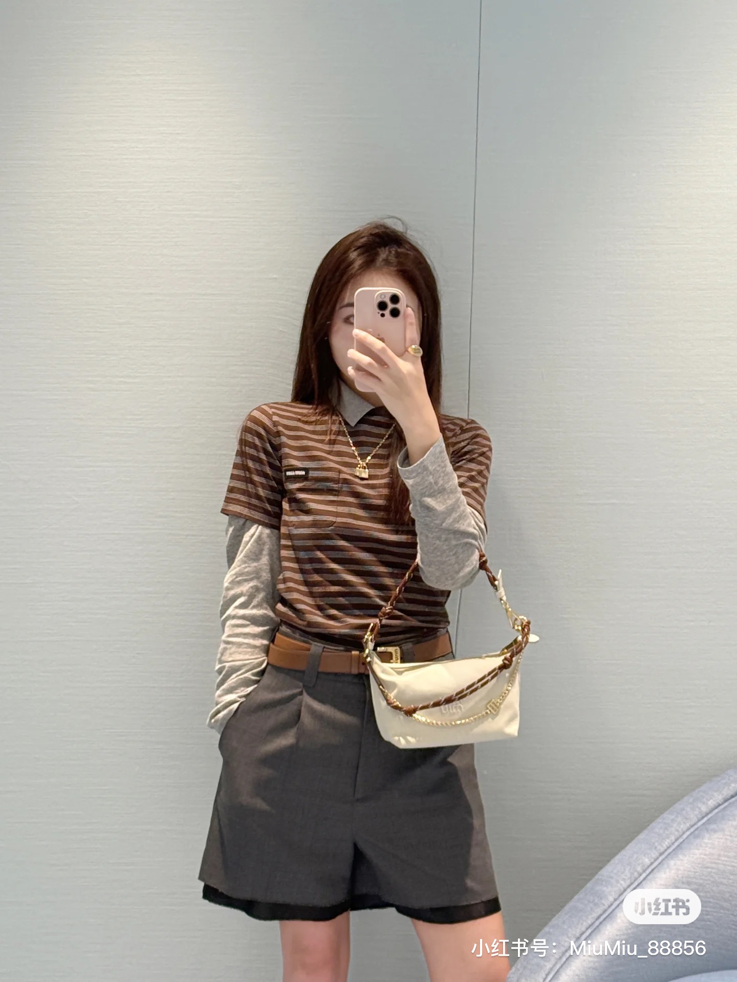 NO:441990,Model number G25071076 MiuMi*Miao Family is available in summer!  High-end custom Tennis thin fabric is soft and comfortable!  The letter logo on the chest pocket, loose and fashionable striped short-sleeved sweater top, a must-have brown color for trendy people wearing early autumn, 36.38.40 (38 size bust 88, sleeve length 22, 57, miumiu, T-shirt, alexander wang19860909款号G25071076 MiuMi*缪家夏季上新！高端定制天丝轻薄面料柔软舒适！胸前口袋字母logo标志宽松时尚条纹短袖针织衫上衣,早秋叠穿潮人必备咖色,36.38.40（38码胸围88,袖长22,衣长57,,miumiu,T-shirt,alexander wang,Women's clothing