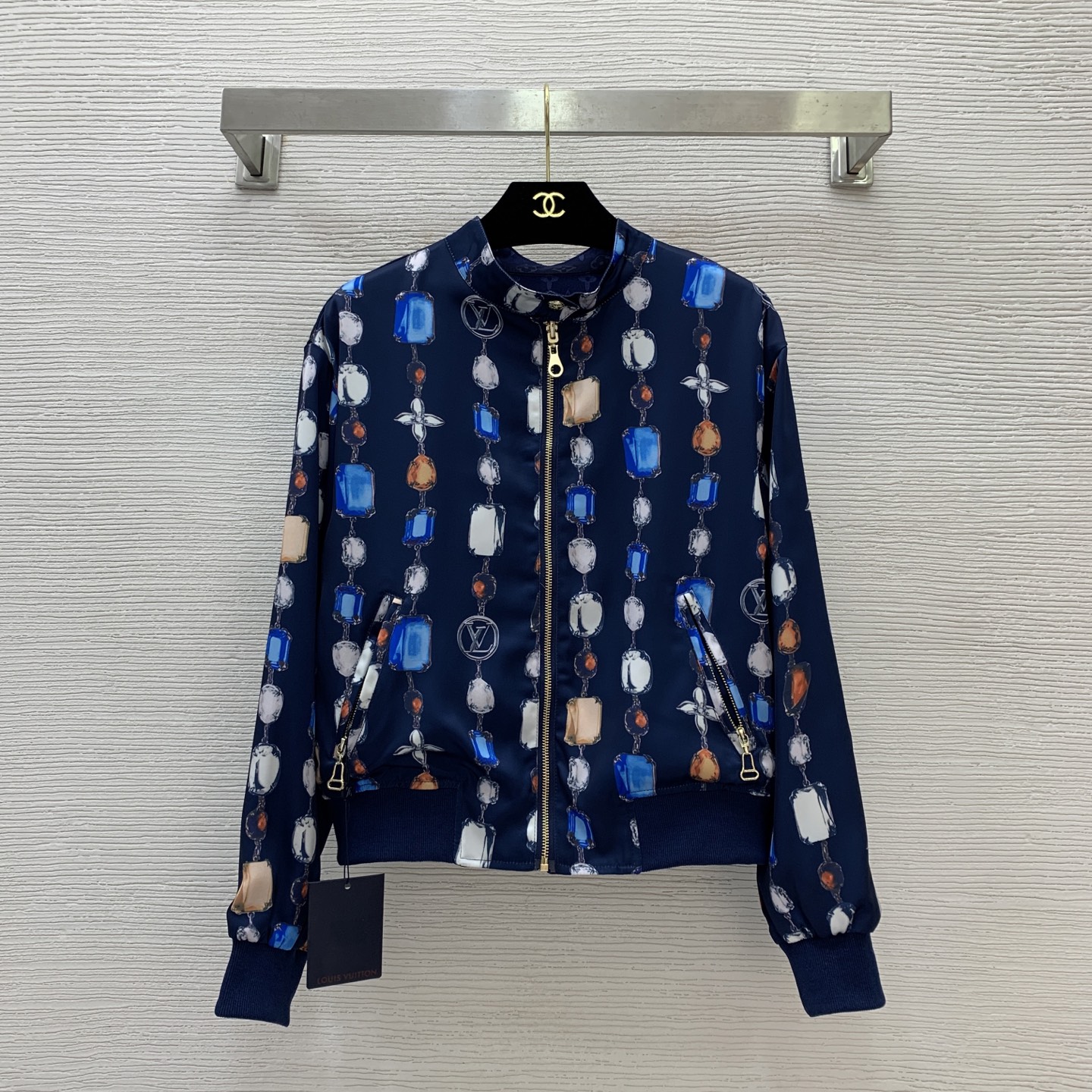 NO:446195,Model number D25071538 Double-sided wearable LOUID*Dujia LV new style, whole body gem chain printed zipper pocket loose fashionable stand collar jacket long sleeve short jacket!  Blue, white, (M size shoulder width 47, bust 106, sleeve length 56, clothing length 55) hair,,louis vuitton,louis vuitton,louis vuitton,louis vuitton,jackets & coats,jackets & coats,alexander wang19860909款号D25071538 双面可穿 LOUID*驴家LV新款 通体宝石链条印花拉链口袋宽松时尚立领夹克长袖短外套！蓝色、白色、（M码肩宽47,胸围106,袖长56,衣长55）发,,louis vuitton,louis vuitton,louis vuitton,louis vuitton,jackets & coats,jackets & coats,alexander wang,Women's clothing