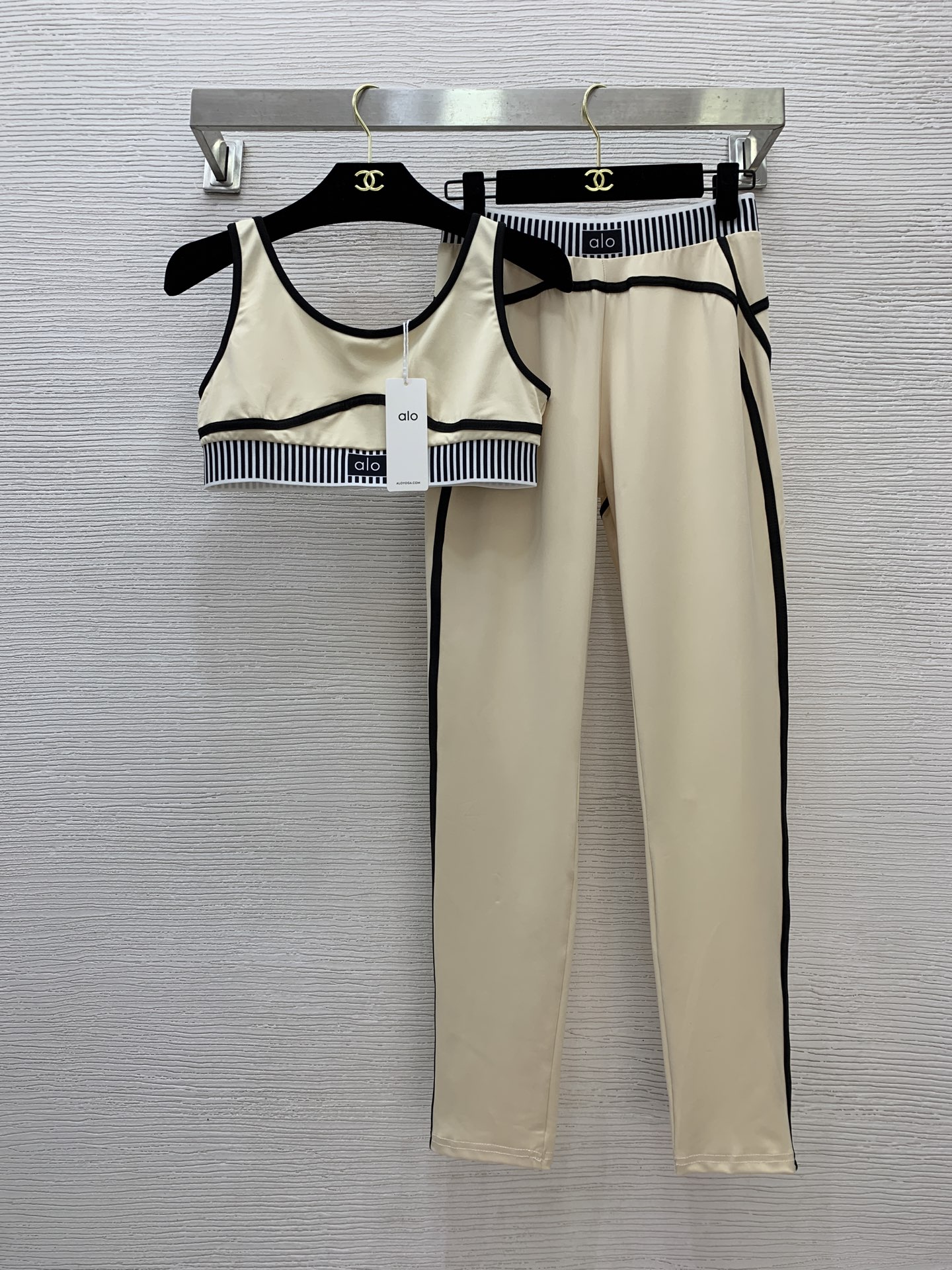 NO:447551,Model number D25071567 Aloyoga new contrasting color edged vertical striped logo webbing splicing fitness sports yoga set!  Sporty style, fashionable, exposed navel vest (breastless pad) slim elastic sports yoga pants and trousers!  Khaki, black, (M size bust 82, 29 length, waist 68 elastic, 94 trousers) hair, alexander wang19860909款号D25071567 Aloyoga新款撞色包边竖条纹logo织带拼接健身运动瑜伽套装！运动风时尚露肚脐小背心(无胸垫）修身弹力运动瑜伽裤长裤！卡其色、黑色、 （M码胸围82,衣长29,腰围68弹力,裤长94）发,,alexander wang,Women's clothing