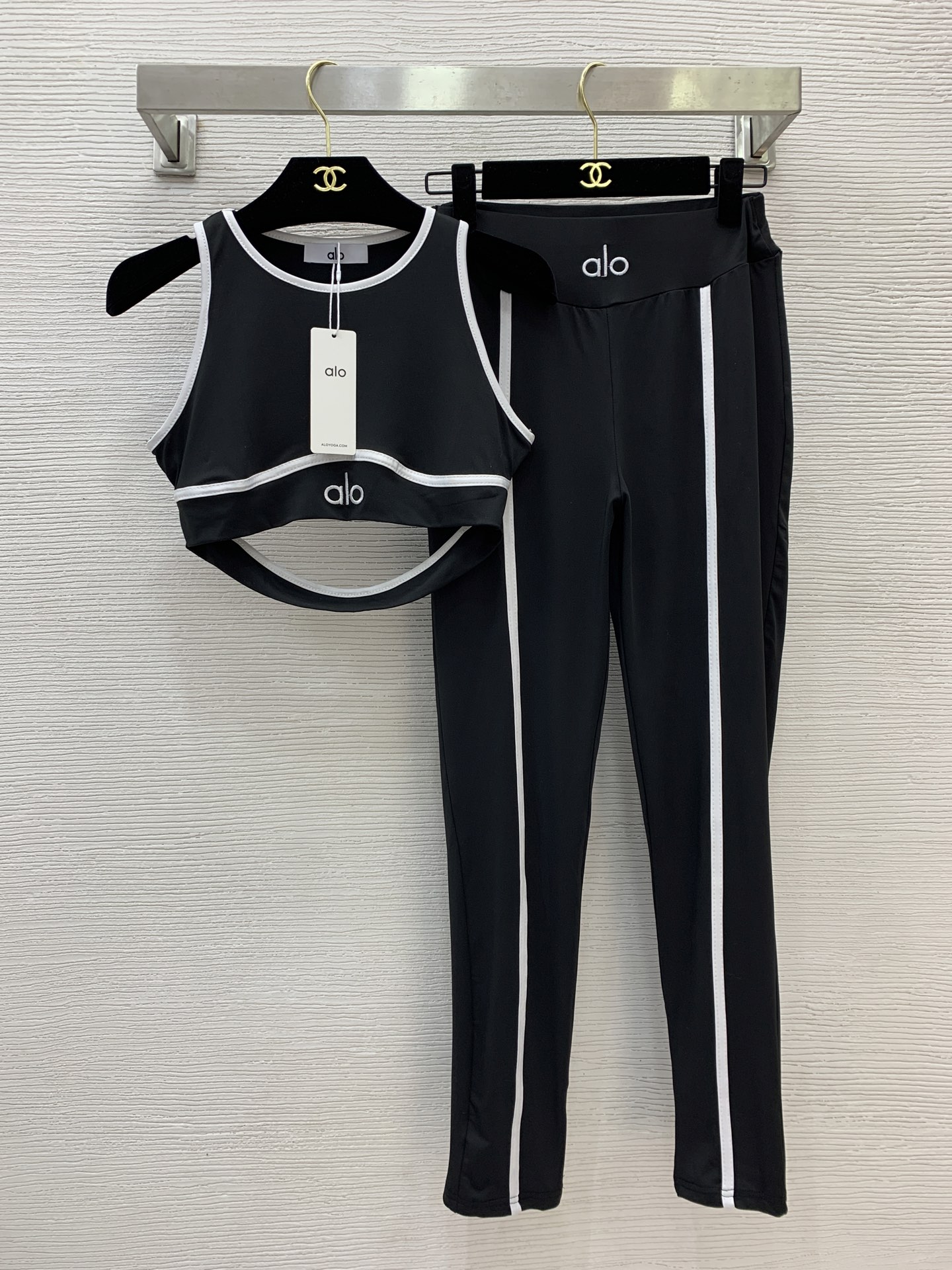 NO:446212,Model number D25071554 Aloyoga new contrasting color edge logo embroidered fitness sports yoga set!  Sporty style, fashionable, exposed navel vest (breastless pad) slim elastic sports yoga pants and trousers!  Black, (Size S bust 78, 28 length, waist circumference 62 elasticity, trousers length 92/waist circumference ±4) hair, alexander wang19860909款号D25071554 Aloyoga新款撞色包边logo刺绣健身运动瑜伽套装！运动风时尚露肚脐小背心(无胸垫）修身弹力运动瑜伽裤长裤！黑色、 （S码胸围78,衣长28,腰围62弹力,裤长92/腰围±4）发,,alexander wang,Women's clothing