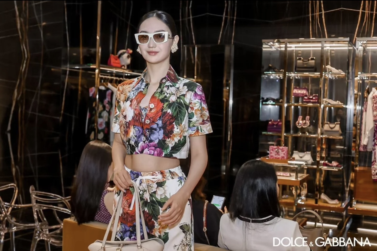 NO:445395,Model number D25071468 Dolce & Gabbana DG* new color floral print fashion set!  Buckled lapel short shirt top with pockets on both sides of elastic waist wide-leg pants!  (M size shoulder width 39, bust 96, sleeve 29, 46, waist 70 elastic, hip 98, trousers 95) hair, Dolce & Gabbana, shirts, alexander wang19860909款号D25071468 杜嘉班纳DG*新款彩色花卉印花时尚套装！系扣翻领短款衬衫上衣两侧插口袋松紧腰阔腿裤！ （M码肩宽39,胸围96,袖29,衣长46,腰围70松紧,臀围98,裤长95）发,,Dolce&Gabbana,shirts,alexander wang,Women's clothing