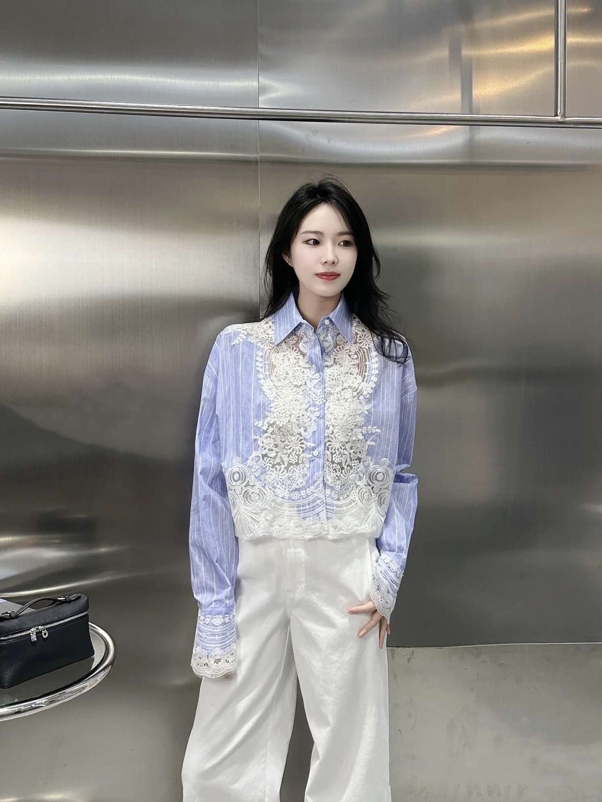 NO:446228,Model number G25071543 Dio* new high-end custom high-quality cotton fabric, perspective mesh lace hook splicing loose and fashionable short long-sleeved lapel shirt!  Net white, striped blue, (M size shoulder width 38, bust 96, sleeve length 56, clothing length 58), dior, alexander wang19860909款号G25071543 Dio*新款高端定制优质纯棉面料、透视网纱蕾丝勾花拼接宽松时尚短款长袖翻领衬衣！净版白、条纹蓝、 （M码肩宽38,胸围96,袖长56,衣长58）,,dior,alexander wang,Women's clothing