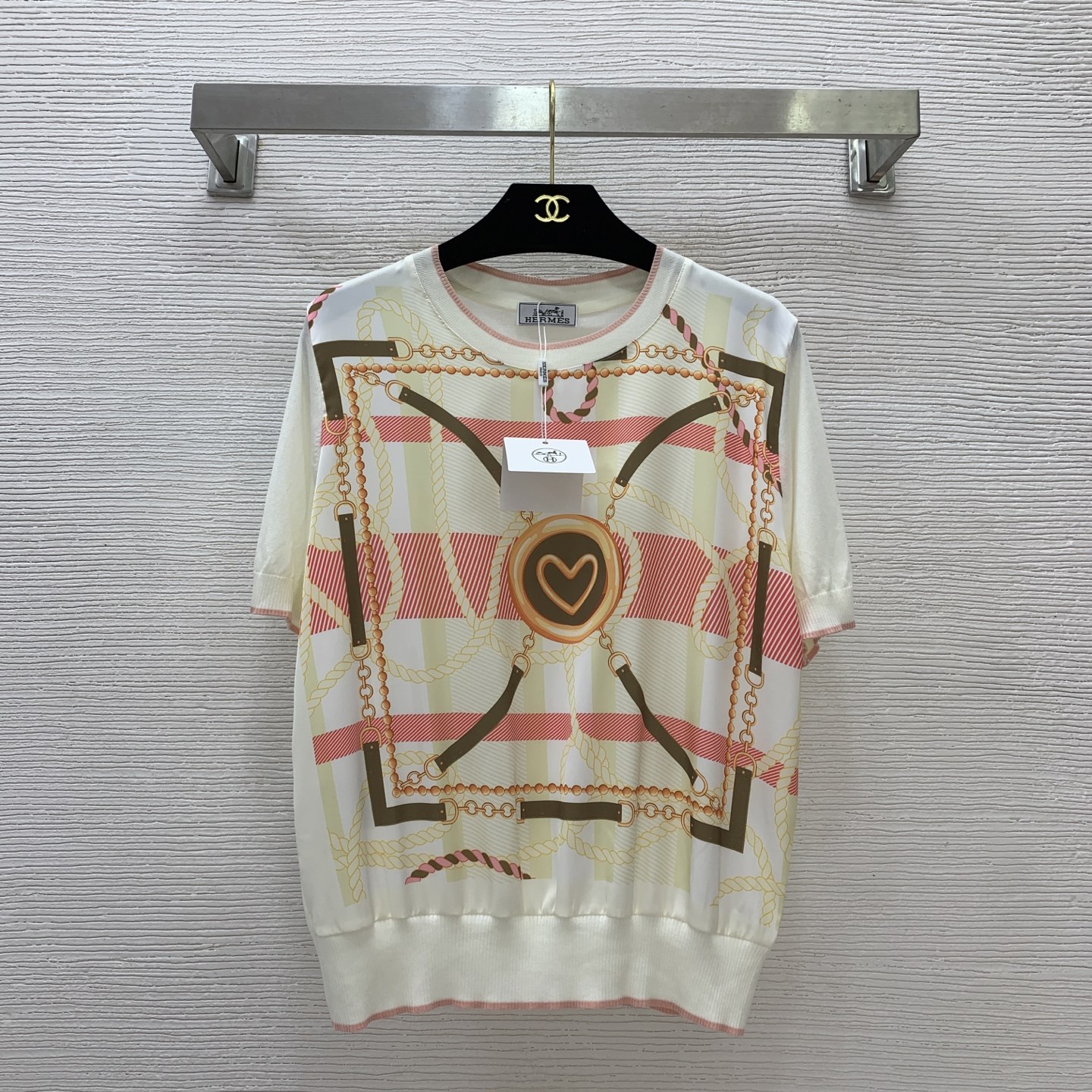 NO:449829,Model number G25071834 Recommended for running volume HERME*S new custom imitation silk satin spliced ​​back piece knit fabric, love striped picture frame pattern printed versatile short-sleeved stretch knit top!  One size (average size shoulder width 39, bust 100, sleeve length 24, clothing length 59) hair, hermes, T-shirt, real silk, alexander wang19860909款号G25071834 跑量推荐HERME*S新款定制仿真丝缎面拼接后片针织面料、爱心条纹画框图案印花百搭短袖弹力针织衫上衣！均码（均码肩宽39,胸围100,袖长24,衣长59）发,,hermes,T-shirt,real silk,alexander wang,Women's clothing