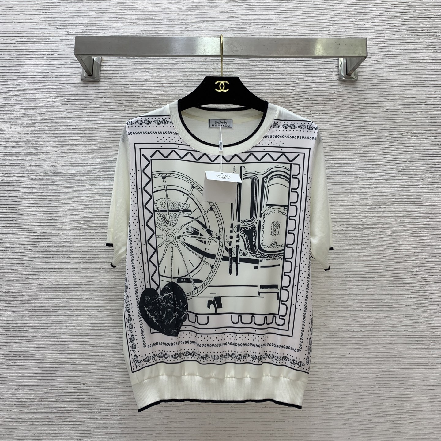 NO:449834,Model number G25071826 Recommended for running volume HERME*S new custom imitation silk satin spliced ​​back piece knitted fabric, H-home wheel love retro pattern printed versatile short-sleeved stretch sweater top!  One size (average size shoulder width 39, bust 100, sleeve length 24, clothing length 58) hair, hermes, T-shirt, real silk, alexander wang19860909款号G25071826 跑量推荐HERME*S新款定制仿真丝缎面拼接后片针织面料、H家车轮爱心复古图案印花百搭短袖弹力针织衫上衣！均码（均码肩宽39,胸围100,袖长24,衣长58）发,,hermes,T-shirt,real silk,alexander wang,Women's clothing