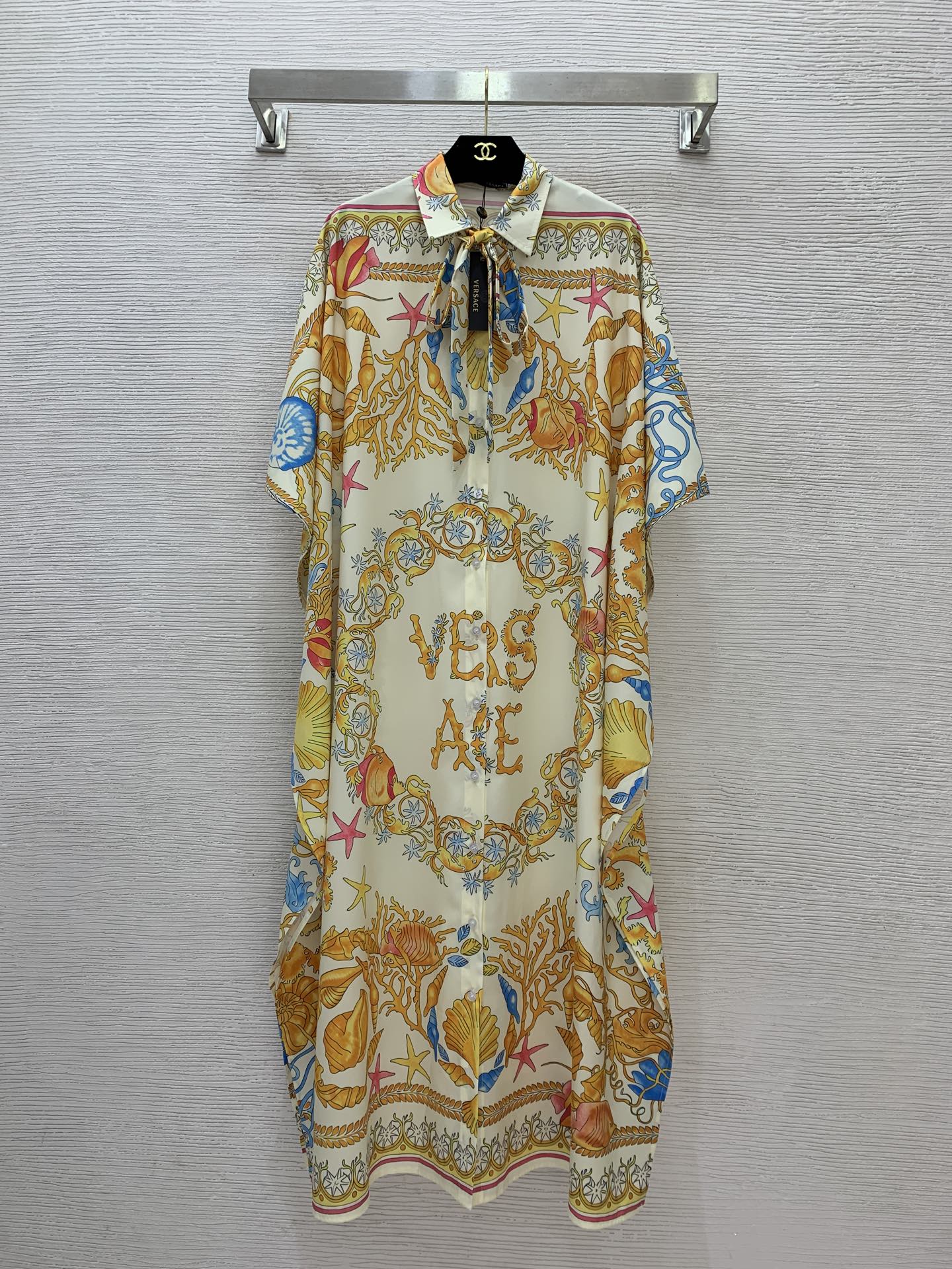 NO:448518,Model number D25071724 VERSAC* new custom starfish conch shell pattern printed buckled lapel, loose and fashionable bat sleeve long dress delivery belt!  (M size bust 94, rotator sleeve length 49, skirt length 127) hair, versace, skirt, alexander wang19860909款号D25071724 VERSAC*新款定制海星海螺贝壳图案印花系扣开襟翻领、宽松时尚蝙蝠袖长款连衣裙配送腰带！ （M码胸围94,连肩袖长49,裙长127）发,,versace,skirts,alexander wang,Women's clothing