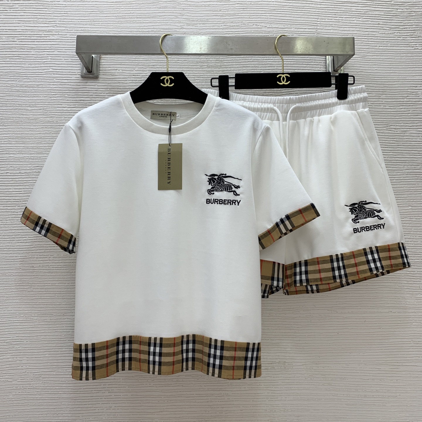 NO:448510,Model number D25071754 Burberr* newest B-home classic checked spliced ​​knight war horse embroidered logo logo casual and fashionable two-piece set!  Loose and versatile round neck pullover top with elastic waist versatile wide-leg shorts!  Black, white, (L size shoulder width 42, bust 106, sleeve length 21, garment length 56, waist 74 elastic, pants length 39) hair, burberry, shorts, alexander wang19860909款号D25071754 Burberr*新款 B家经典格纹拼接骑士战马刺绣logo标志休闲时尚两件套装！宽松百搭圆领套头上衣松紧腰百搭阔腿短裤！黑色、白色、（L码肩宽42,胸围106,袖长21,衣长56,腰围74松紧,裤长39）发,,burberry,shorts,alexander wang,Women's clothing