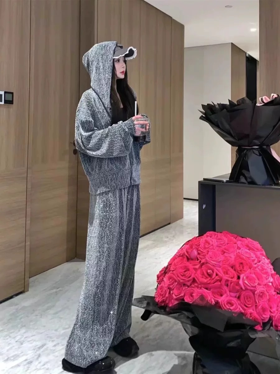 NO:447558,Model number D25071655 Prad* new high-end flashing and hot diamond casual fashion suit!  Classic triangle logo zipper closure loose long sleeve hooded jacket chain embellishment elastic waist straight trousers!  Silver, (M size shoulder width 44, bust 110, sleeve length 59, clothing length 55; waist 66 elastic, hip 100, pants length 105) hair, prada, jackets & coats, hats, alexander wang19860909款号D25071655 Prad*新款高级感爆闪烫钻休闲时尚套装！经典三角标logo拉链门襟宽松长袖连帽外套链条装饰松紧腰直筒长裤！银色,（M码肩宽44,胸围110,袖长59,衣长55；腰围66松紧,臀围100,裤长105）发,,prada,jackets & coats,hats,alexander wang,Women's clothing