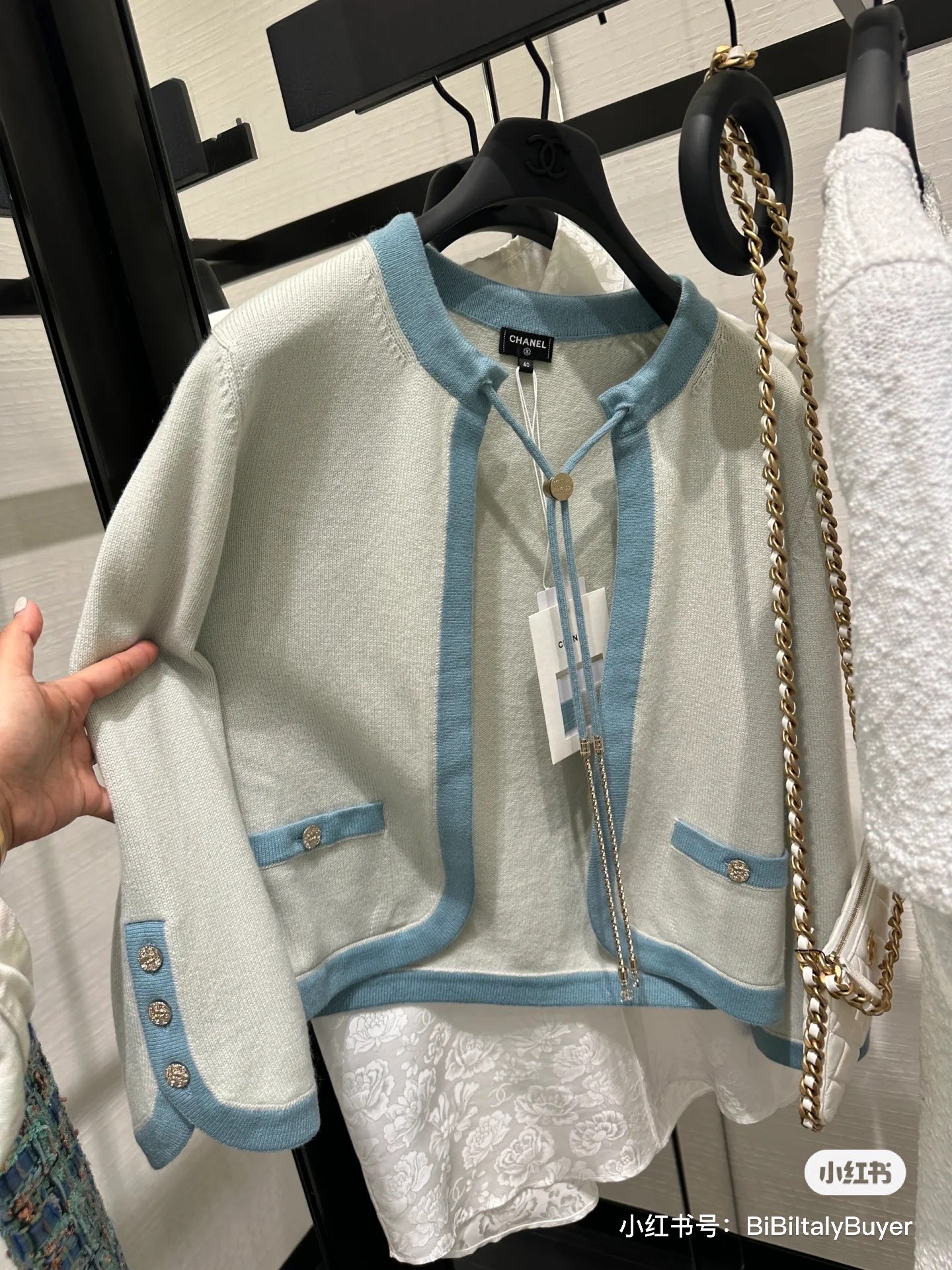 NO:448556,Model number G25071755 Chane* Grandma's new high-end custom wool yarn fabric, contrasting color splicing, no button-down placket round neck long sleeve knitted cardigan top!  Pink, burgundy, blue gray, 36/38/40 (38 size shoulder width 39, bust 94, sleeve length 56, clothing length 53) hair, chanel, alexander wang19860909款号G25071755 Chane*香奶奶新款高端定制羊毛纱线面料、撞色拼接无扣门襟圆领长袖针织开衫上衣！粉色、酒红、青灰、36/38/40（38码肩宽39,胸围94,袖长56,衣长53）发,,chanel,alexander wang,Women's clothing