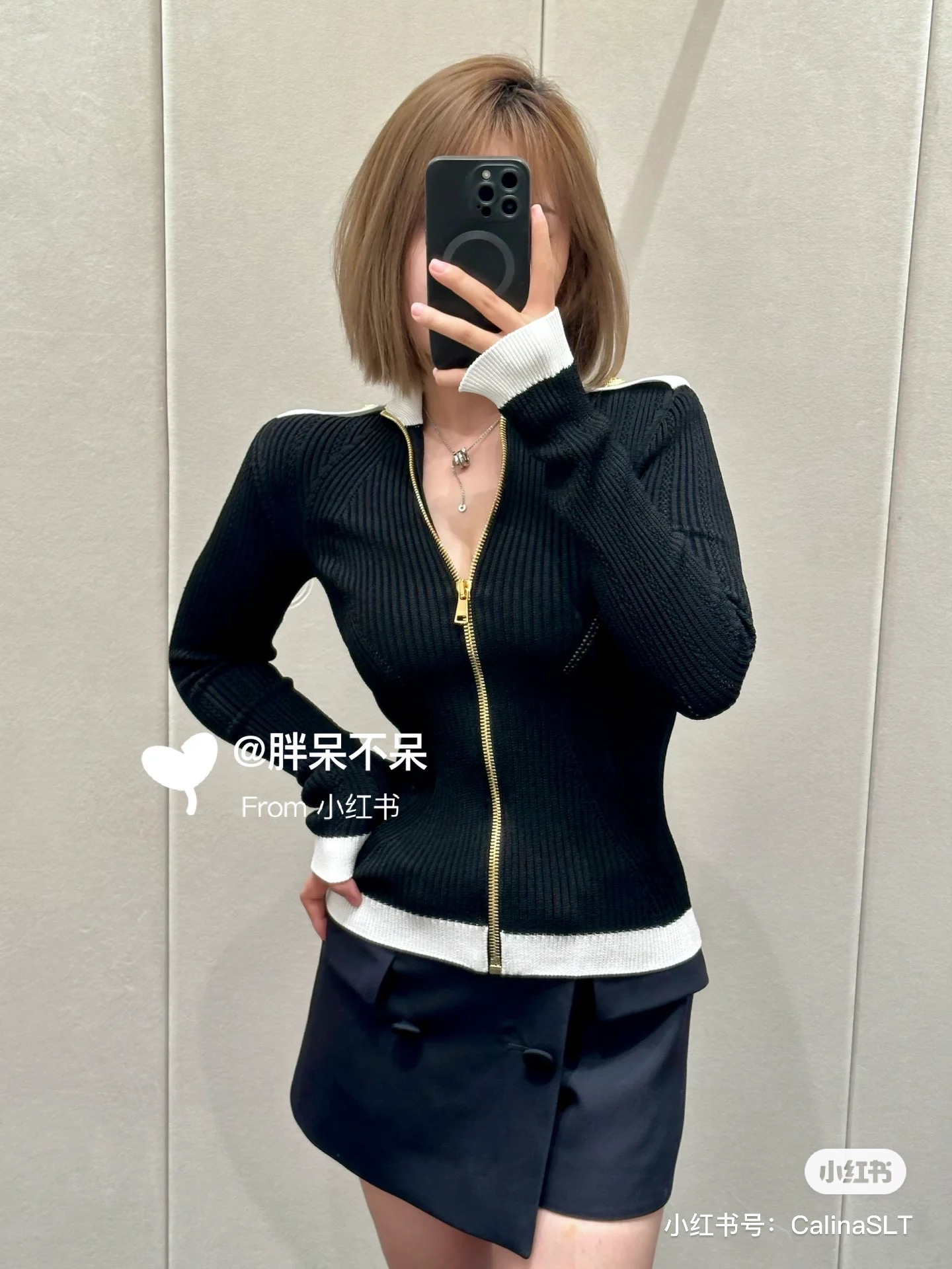 NO:448502,Model number G25071738 BALMAI*N BALMAI Home is available in the early autumn!  Classic threaded lion head gold button eavesaw decoration, thick padded shoulders built-in shoulders contrasting color splicing slim upright collar long sleeve stretch knitted cardigan zipper top!  Black, (M size shoulder width 36 with shoulder pads, bust 72, sleeve length 60, clothing length 49) hair, balmain, alexander wang19860909款号G25071738 BALMAI*N巴曼家早秋上新！经典螺纹狮子头金扣肩章装饰、肩部内置厚垫肩撞色拼接修身显瘦立领长袖弹力针织开衫拉链上衣！黑色,（M码肩宽36带垫肩, 胸围72,袖长60,衣长49）发,,balmain,alexander wang,Women's clothing