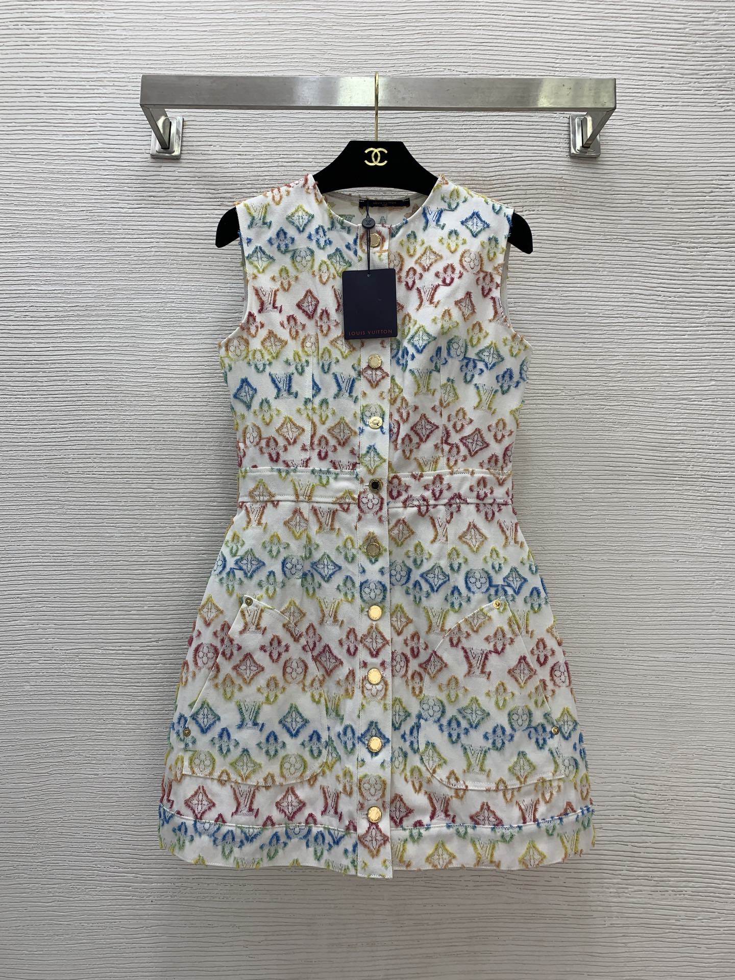 NO:451739,Model number D25072183 LOUIS*Dujia LV new style original letter logo hardware accessories, gradient color presbyterian denim fabric single-breasted placket waist slimming A-line sleeveless vest dress!  (M size bust 86, waist 70, skirt length 82), louis vuitton, louis vuitton, louis vuitton, louis vuitton, louis vuitton, skirts, alexander wang19860909款号D25072183 LOUIS*驴家LV新款 原版字母logo五金配件、渐变色老花牛仔面料单排扣开襟收腰显瘦A字无袖背心连衣裙！（M码胸围86,腰围70,裙长82）,,louis vuitton,louis vuitton,louis vuitton,louis vuitton,skirts,alexander wang,Women's clothing