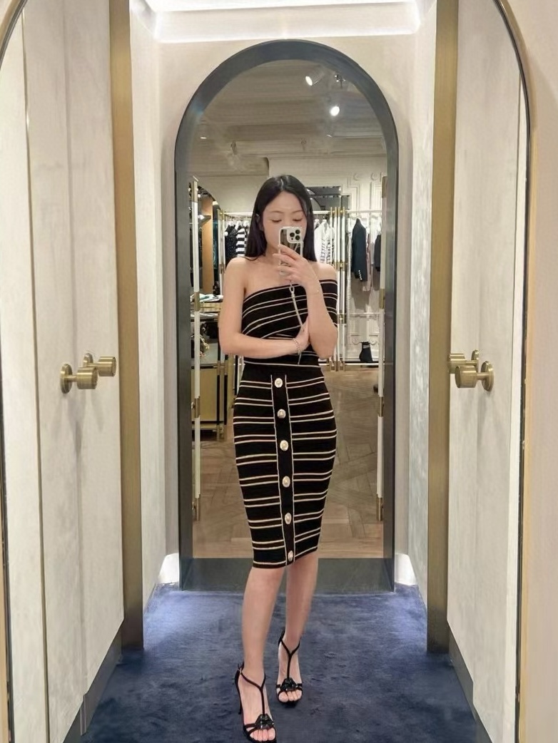 NO:450480,Model number G25071954 BALMAI*N BALMAI new custom sexy hot girl style striped knit set!  Off-shoulder design short knitted top with high waist hip mid-length skirt knitted skirt!  Black, (Size S bust 72~84, 21/32 length, waist 60 elastic, skirt length 51) hair, balmain, skirt, alexander wang19860909款号G25071954 BALMAI*N巴曼家新款定制性感辣妹风条纹针织套装！斜肩设计短款针织上衣高腰包臀中长半身裙针织裙！黑色, （S码胸围72～84,衣长21/32,腰围60有弹力,裙长51）发,,balmain,skirts,alexander wang,Women's clothing