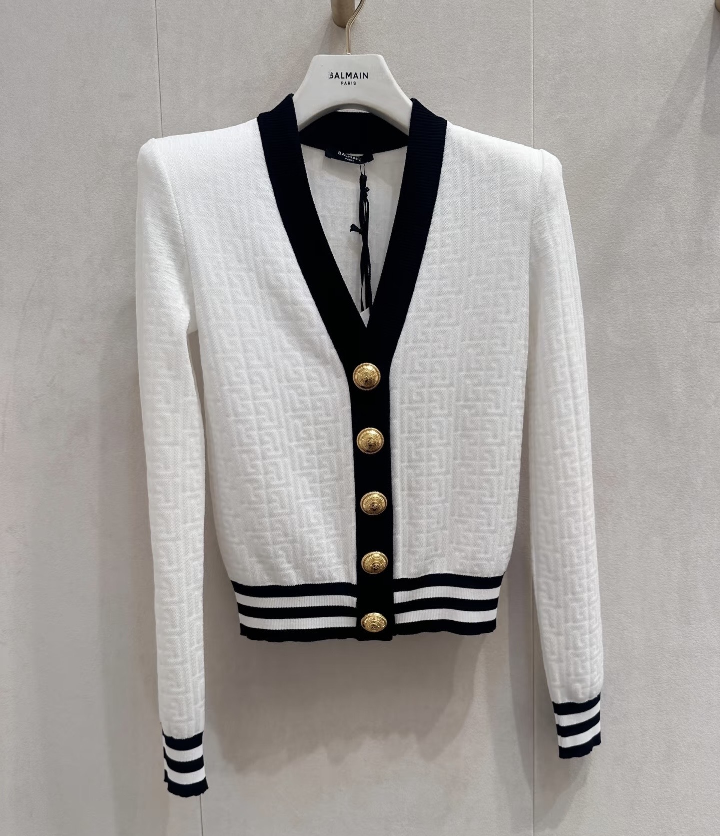 NO:450492,Model number G25071937 BALMAI*N new model, high-end custom raised gold buttons contrasting striped edge splicing, temperament versatile V-neck long-sleeved short knitted cardigan top!  Black, white, (M size shoulder width 36 with shoulder pads, bust 88, sleeve length 55, clothing length 49) hair, balmain, alexander wang19860909款号G25071937 BALMAI*N新款 高端定制凸起金扣子撞色条纹边拼接、气质百搭V领长袖短款针织开衫上衣！黑色、白色、 （M码肩宽36有垫肩,胸围88,袖长55,衣长49）发,,balmain,alexander wang,Women's clothing