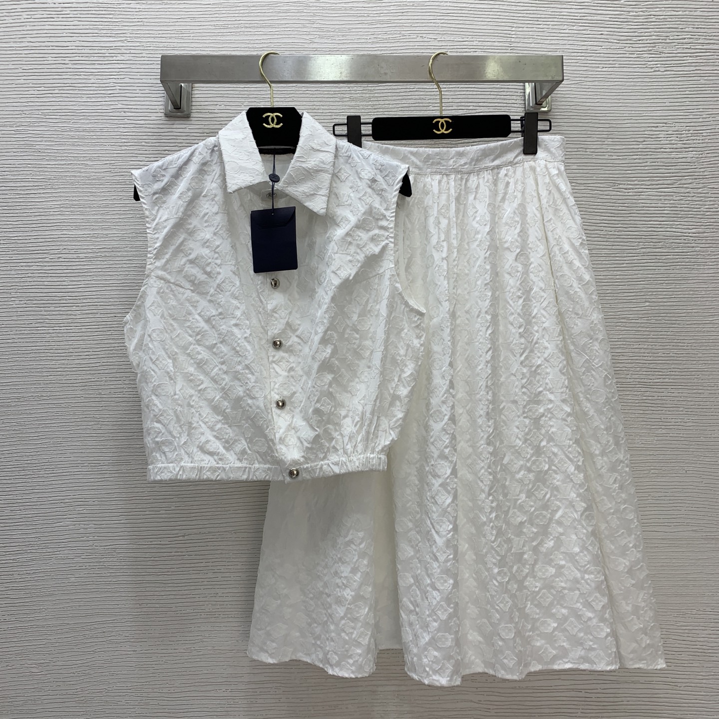 NO:452197,Model number D25072214 LOUIS*Dujia LV new custom presbyterian letter logo jacquard fashion two-piece set!  Buttoned lapel sleeveless top with elastic waist and long skirt!  White, (M size shoulder width 40, bust 104, clothing length 49, waist 74, skirt length 77),,louis vuitton,louis vuitton,louis vuitton,louis vuitton,skirts,alexander wang19860909款号D25072214 LOUIS*驴家LV新款定制老花字母logo提花时尚两件套装！系扣翻领无袖上衣松紧腰大摆长款半身裙！白色,（M码肩宽40,胸围104,衣长49,腰围74,裙长77）,,louis vuitton,louis vuitton,louis vuitton,louis vuitton,skirts,alexander wang,Women's clothing