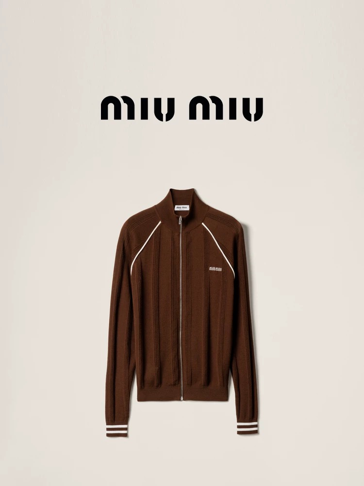 NO:452203,Model number G25072280 MiuMi* Miujia Early Autumn New High-end Customized Original Letter Logo Hardware Zipper Contrast Striped Side College Style Age Reducing Fashion Knitted Cardigan Top!  White, brown, navy blue, 36-38-40 (38 size bust 88, rotator sleeve length 70, 59 length) hair, miumiu, alexander wang19860909款号G25072280 MiuMi*缪家早秋新款 高端定制原版字母logo五金拉链撞色条纹边学院风减龄时尚针织开衫上衣！白色、棕色、藏蓝色、36-38-40（38码胸围88,连肩袖长70,衣长59）发,,miumiu,alexander wang,Women's clothing