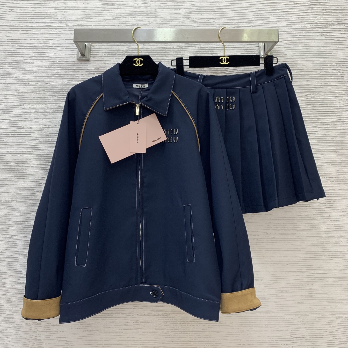 NO:453866,Jacket and skirt number G25072454 MiuMi*Mi Family New Temperature and Fashionable Patch Logo Two-piece Set!  Original letter logo accessories contrasting color splicing casual loose zipper lapel jacket jacket college style age-reducing pressure pleated pleated skirt skirt!  Navy blue, (M size bust, rotator sleeve length 76, 65, waist 74, skirt length 39), miumiu, skirt length, jackets & coats, jackets & coats, alexander wang19860909外套、半裙款号G25072454 MiuMi*缪家新款气质时尚贴布logo两件套装！原版字母logo配件撞色拼接休闲宽松拉链翻领夹克外套学院风减龄压褶百褶短裙半身裙！藏青色,（M码胸围,连肩袖长76,衣长65；腰围74,裙长39）,,miumiu,skirts,jackets & coats,jackets & coats,alexander wang,Women's clothing
