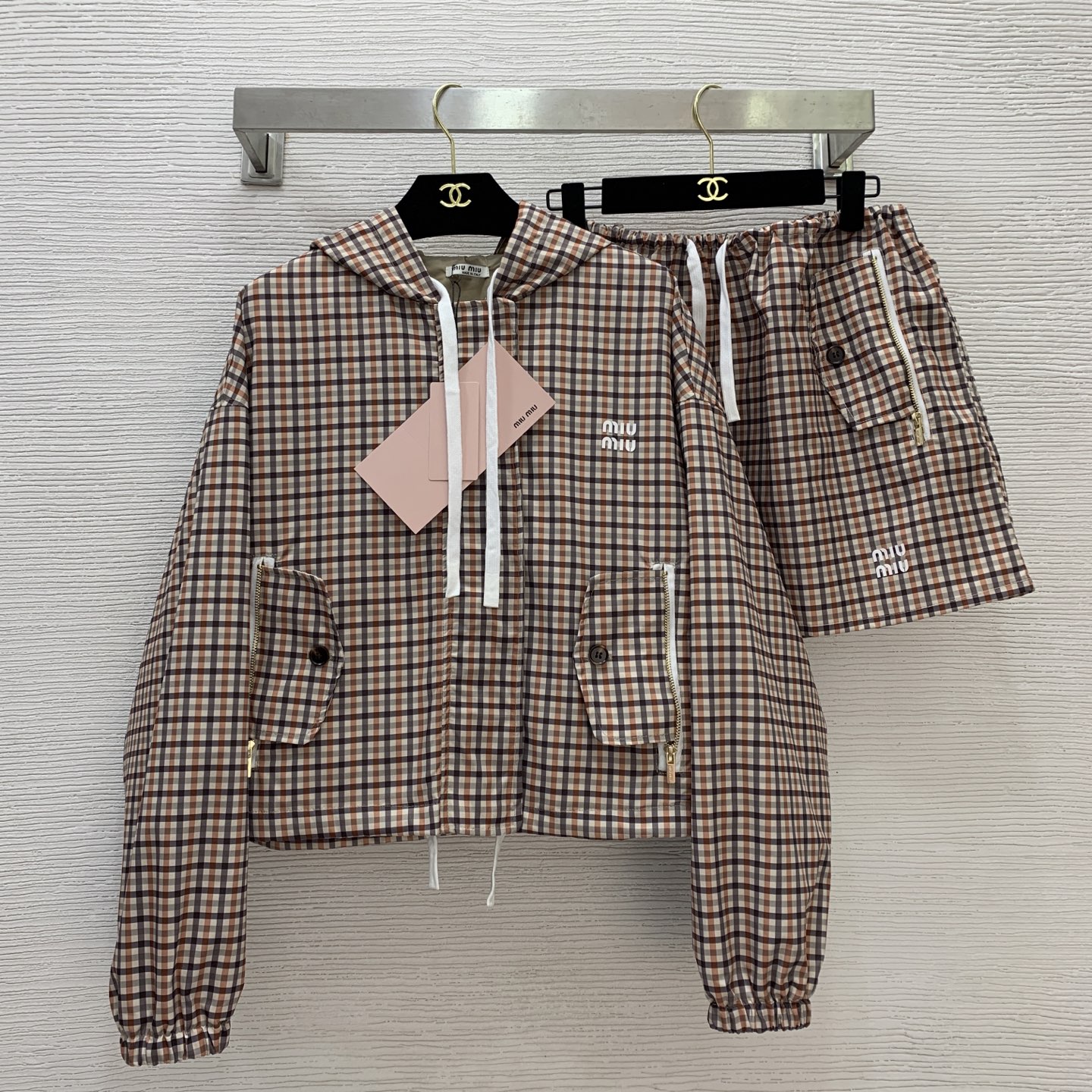 NO:452896,Jacket and skirt number G25072387 MiuMi* new style temperament and fashionable plaid suit!  Original letter logo zipper press-button placket loose and versatile long-sleeved hooded short jacket elastic waist zipper pocket A-line short skirt skirt!  (M size shoulder width 59, bust, sleeve length 54, clothing length 54; waist 74 elastic, skirt length 38), miumiu, skirt, jackets & coats, hats, alexander wang19860909外套、半裙款号G25072387 MiuMi*缪家新款 气质时尚格子套装！原版字母logo拉链压扣门襟宽松百搭长袖连帽短外套松紧腰拉链口袋A字短裙半身裙！（M码肩宽59,胸围,袖长54,衣长54；腰围74松紧,裙长38）,,miumiu,skirts,jackets & coats,hats,alexander wang,Women's clothing