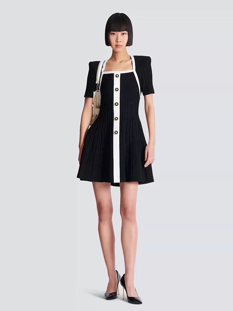 NO:452185,Model number D25072287 Balmai* Balmai New Customized Lion Head Gold Button Contrast Color Spliced ​​Pit Stripe Slim Slim Short Sleeve Knitted Dress!  Black, (M size bust 78~88, waist 54~72, sleeve length 23, skirt length 86) hair, balmain, skirt, T-shirt, alexander wang19860909款号D25072287 Balmai*巴曼家新款定制狮子头金纽扣撞色拼接坑条纹修身显瘦短袖针织连衣裙！黑色, （M码胸围78～88,腰围54～72,袖长23,裙长86）发,,balmain,skirts,T-shirt,alexander wang,Women's clothing