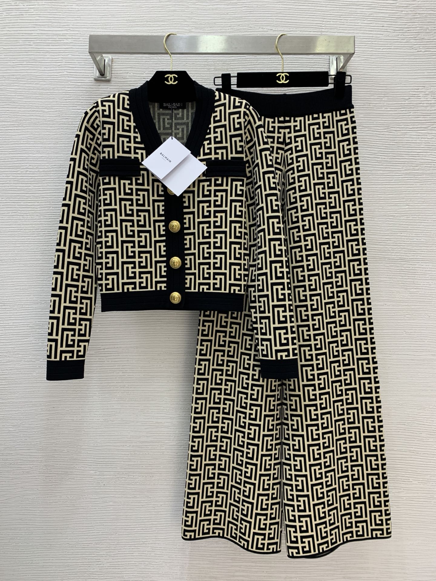 NO:453828,Top and pants number G25072486 Balmai*Bajia new style letter combination maze jacquard knitted two-piece set!  Classic lion head gold button contrasting color splicing short V-neck long-sleeved cardigan top elastic waist knit wide-leg pants trousers!  Apricot, brown, blue, (Size bust 78, sleeve length 56, garment length 48; waist 58 can be stretchy, trousers length 103) Top, trousers 150, balmain, burberry, alexander wang19860909上衣、裤子款号G25072486 Balmai*巴家新款 字母组合迷宫提花针织两件套装！经典狮子头金扣撞色拼接短款V领长袖开衫上衣松紧腰针织阔腿裤长裤！杏色、咖色、蓝色、 （S码胸围78,袖长56,衣长48；腰围58可弹力,裤长103）上衣、裤子150,,balmain,burberry,alexander wang,Women's clothing