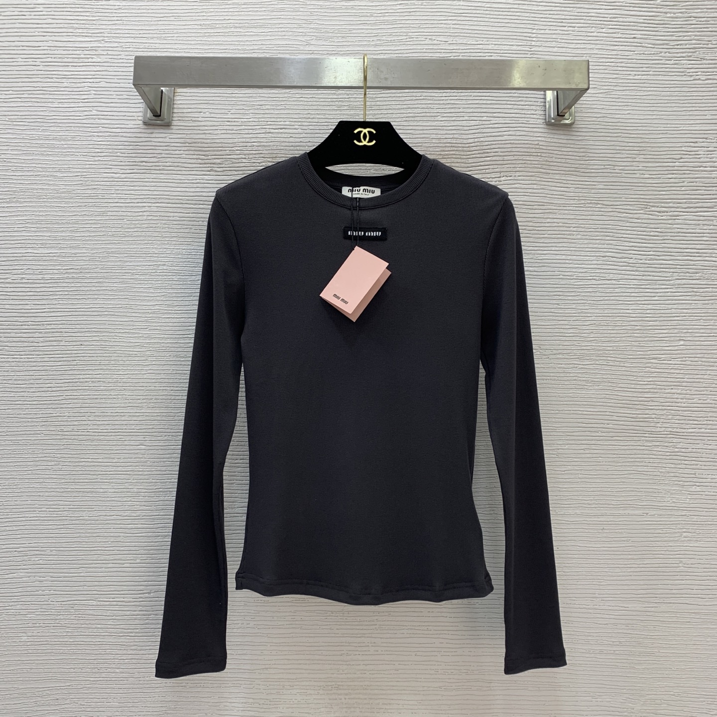 NO:453856,Model number G25072442 MiuMi* new model high-end custom threaded cotton fabric, small letters on the chest logo, fashionable and versatile round neck long-sleeved stretch base shirt top!  White, dark gray, black, (M size shoulder width 36, bust 70, sleeve length 59, clothing length 55) hair, miumiu, alexander wang19860909款号G25072442 MiuMi*缪家新款 高端定制螺纹棉面料、胸前字母小标志装饰时尚百搭圆领长袖弹力打底衫上衣！白色、深灰、黑色、（M码肩宽36,胸围70,袖长59,衣长55）发,,miumiu,alexander wang,Women's clothing