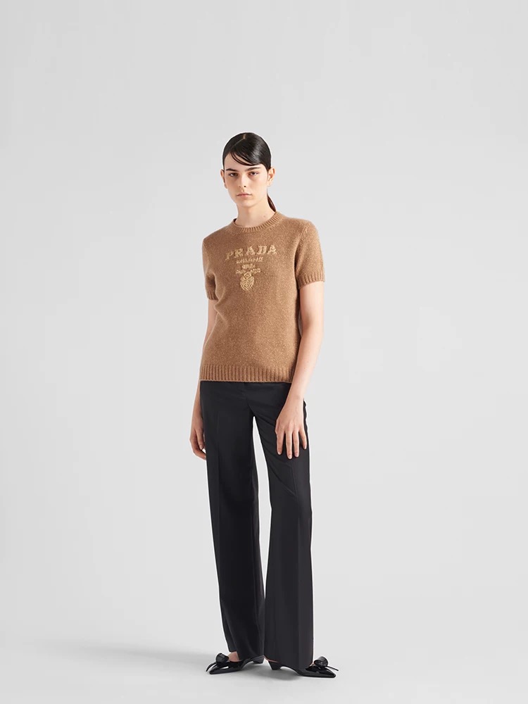 NO:452893,Model number G25072374 Prad* new high-end customization gold wire blended yarn fabric, chest letter logo jacquard logo loose and fashionable round neck pullover short-sleeved sweater top!  Coffee, apricot, black (M size shoulder width 37, bust 88, sleeve length 22, clothing length 57) hair, prada, T-shirt, alexander wang19860909款号G25072374 Prad*新款高端定制 金丝线混纺纱线面料、胸前字母logo提花标志宽松时尚圆领套头短袖针织衫上衣！咖色、杏色、黑色、（M码肩宽37,胸围88,袖长22,衣长57）发,,prada,T-shirt,alexander wang,Women's clothing