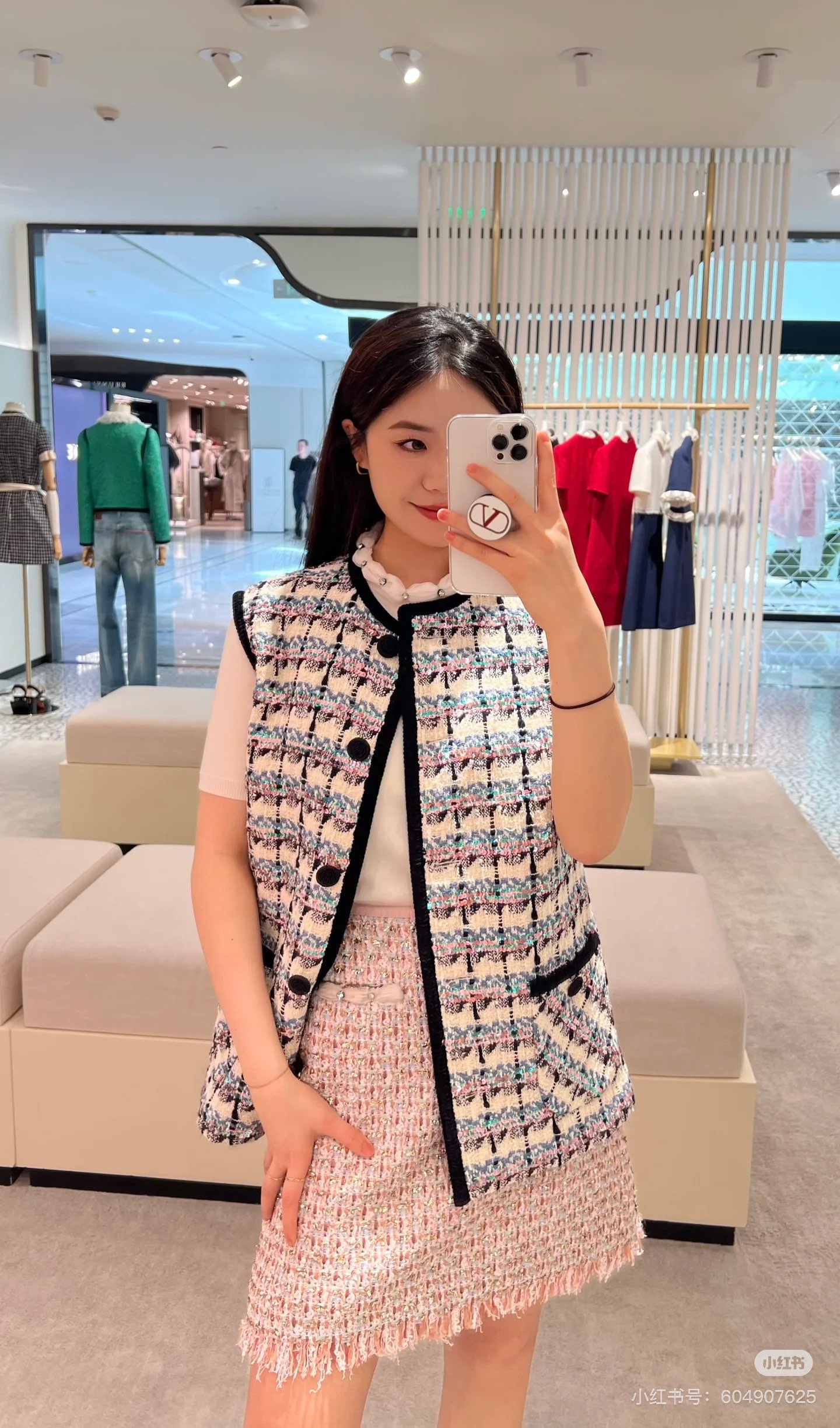 NO:452882,Model number D25072387 VALENTI*O Warren Home New Customized Color Sequin Blended Tweed Weaving, High-end Dark Pattern Jacquard Lining, Exquisite Flower Buttons Twill Contrast Color Edge Loose Fashion Sleeveless Jacket Top!  (M size shoulder width 41, bust 104, length 66) hair, valentino, valentino, jackets & coats, alexander wang19860909款号D25072387 VALENTI*O华伦家新款定制彩色亮片混纺粗花呢编织、高级感暗纹提花内衬精致花朵纽扣麻花撞色包边宽松时尚无袖外套上衣！（M码肩宽41,胸围104,衣长66）发,,valentino,valentino,jackets & coats,alexander wang,Women's clothing