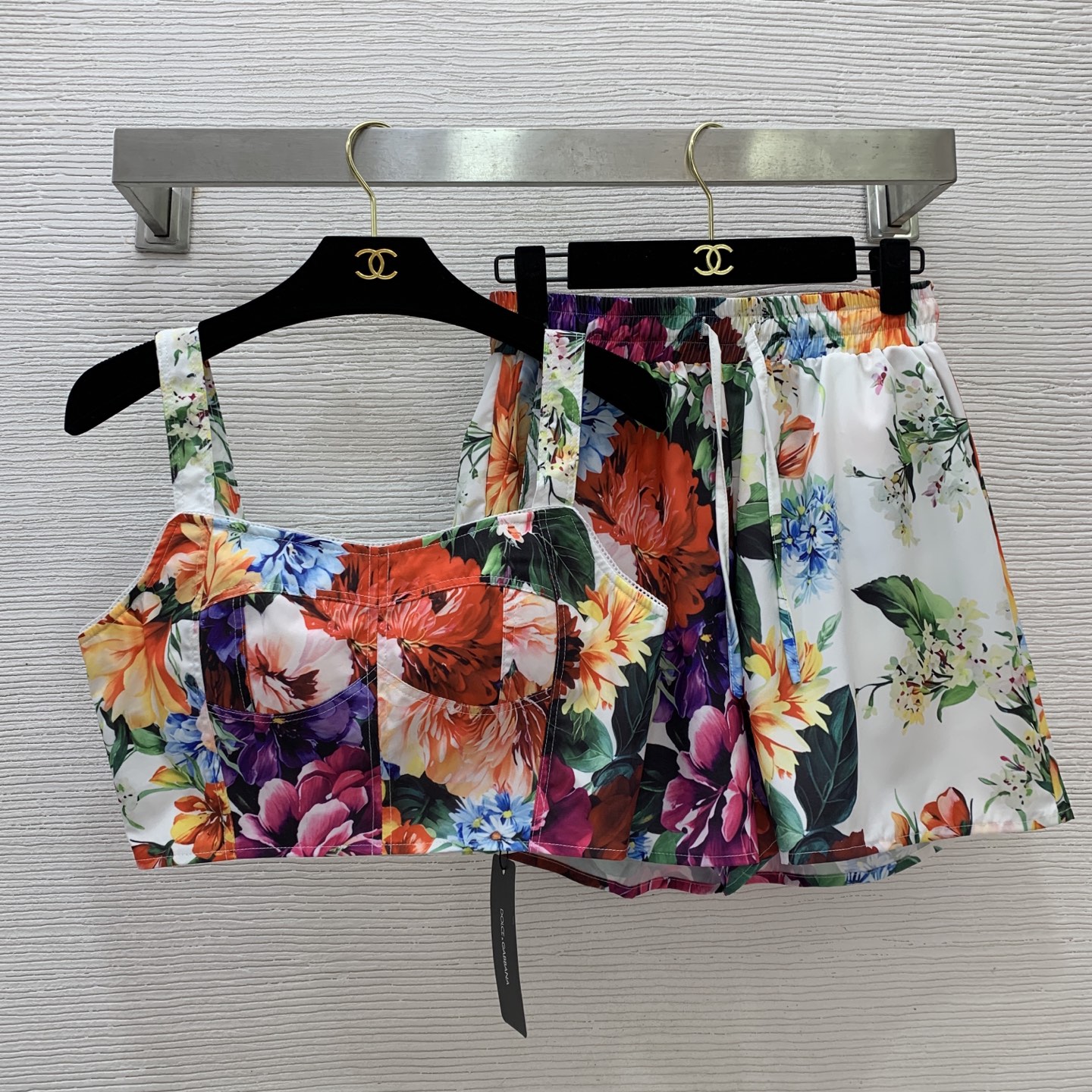 NO:454651,Model number D25072573 Dolce & Gabbana DG new model colorful floral print two-piece set!  Fashionable sexy strap hanger top drawstring elastic waist loose wide-leg shorts!  (M size bust 84, 35 length; waist 64 elastic, 39 trousers) hair, Dolce & Gabbana, shorts, alexander wang19860909款号D25072573 杜嘉班纳DG新款 五彩缤纷花卉印花两件套装！时尚性感抹胸吊带上衣抽绳松紧腰宽松阔腿短裤！（M码胸围84,衣长35；腰围64松紧,裤长39）发,,Dolce&Gabbana,shorts,alexander wang,Women's clothing